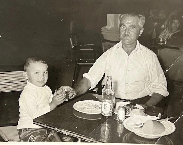 Με τον παππού του που τότε ήταν 55 ετών