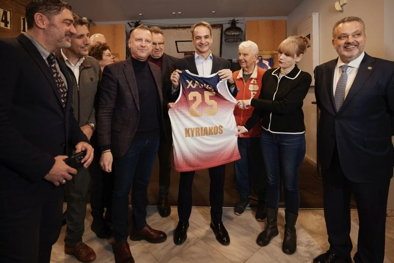 Η φανέλα με το νούμερο 25 που πήρε ο Κυριάκος Μητσοτάκης φεύγοντας από τη ΧΑΝΘ