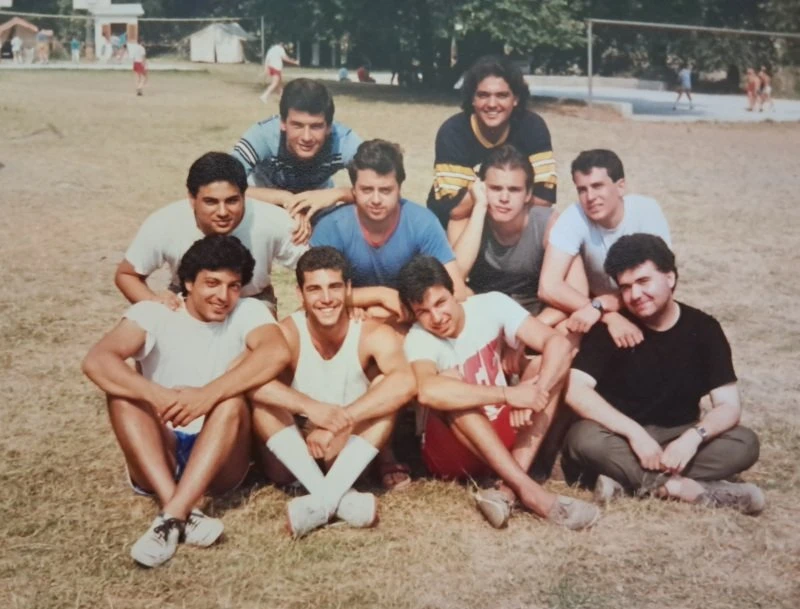 Το προσωπικό στο Πήλιο τη χρονιά του 1987: Διακρίνονται οι Καλαφάτης, Σωσσίδης, Α. Μπακλατζής, Λάμπρου, Τσιμπικάκης, Θ. Μπακλατζής, Τερκενλής και Σιώτας