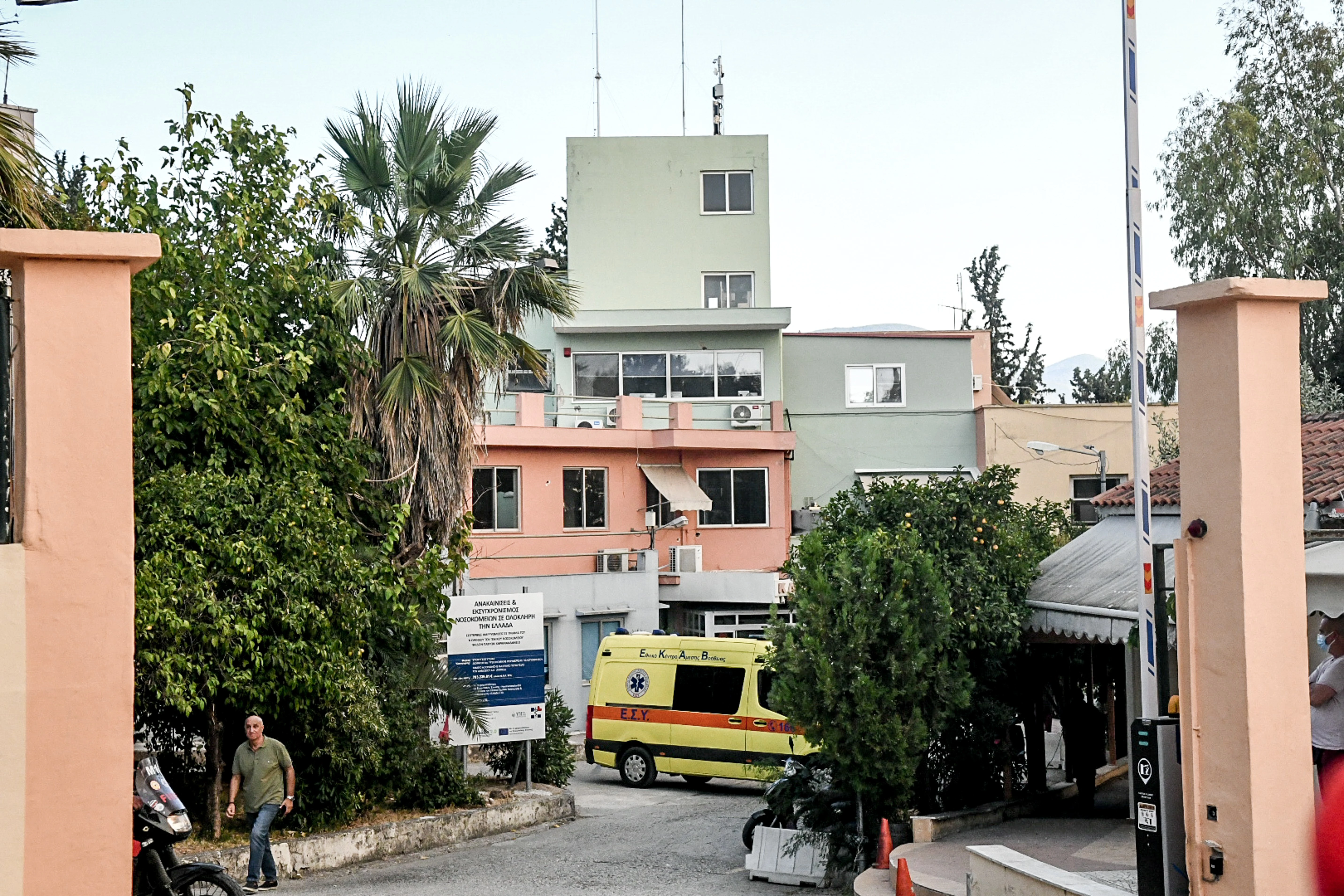 Φωτογραφία κατά την προληπτική εκκένωση του Καραμανδάνειου Νοσοκομείου Πατρών  Φωτογραφία κατά την προληπτική εκκένωση του Καραμανδάνειου Νοσοκομείου Πατρών