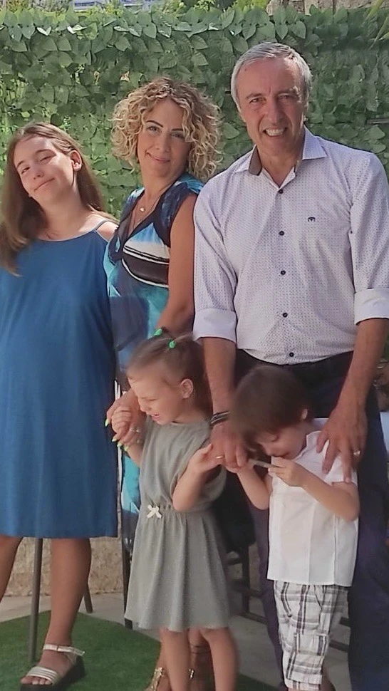 Με τη σύζυγό του και τα τρία τους παιδιά