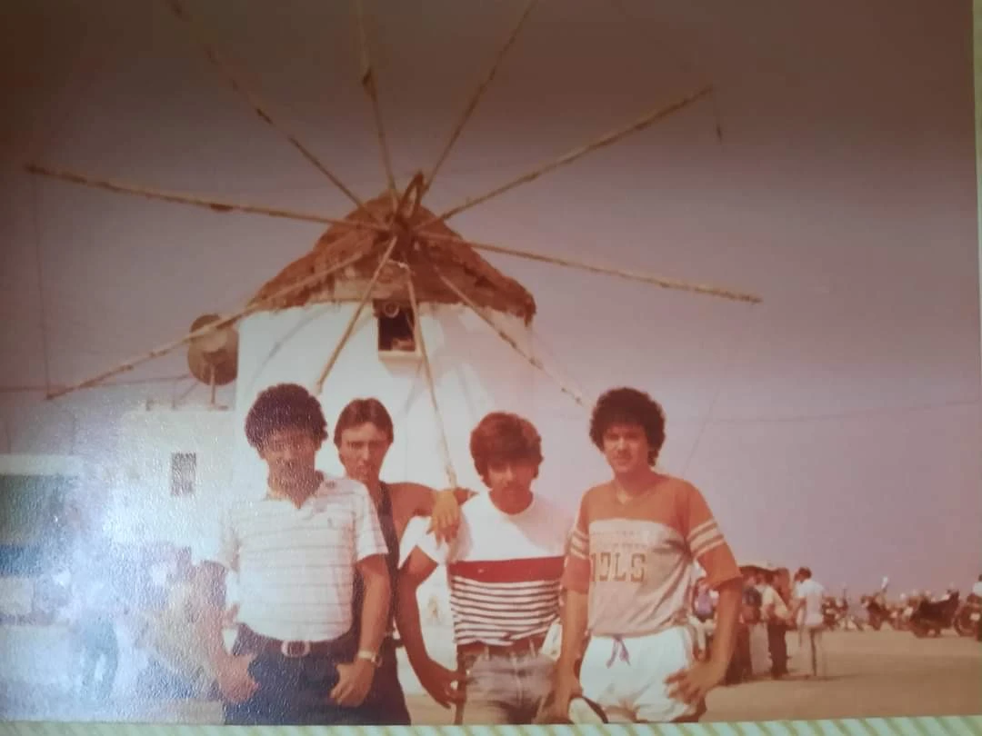 Στην Πάρο σε ηλικία 18 χρονών με φίλους