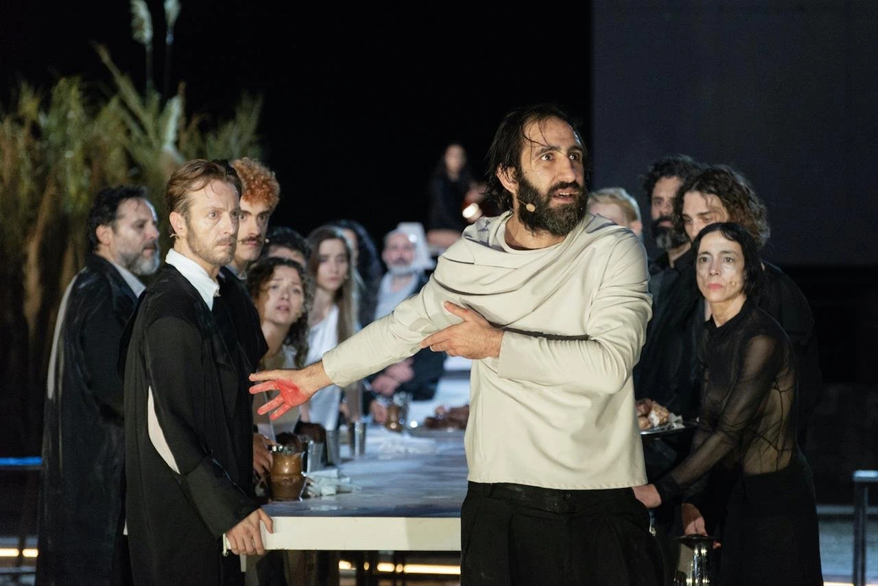 <b>ΑΠΟΨΗ ΤΩΝ ΚΟΣΤΟΥΜΙΩΝ ΤΗΣ ΠΑΡΑΓΩΓΗΣ ΤΟΥ ΚΘΒΕ</b>