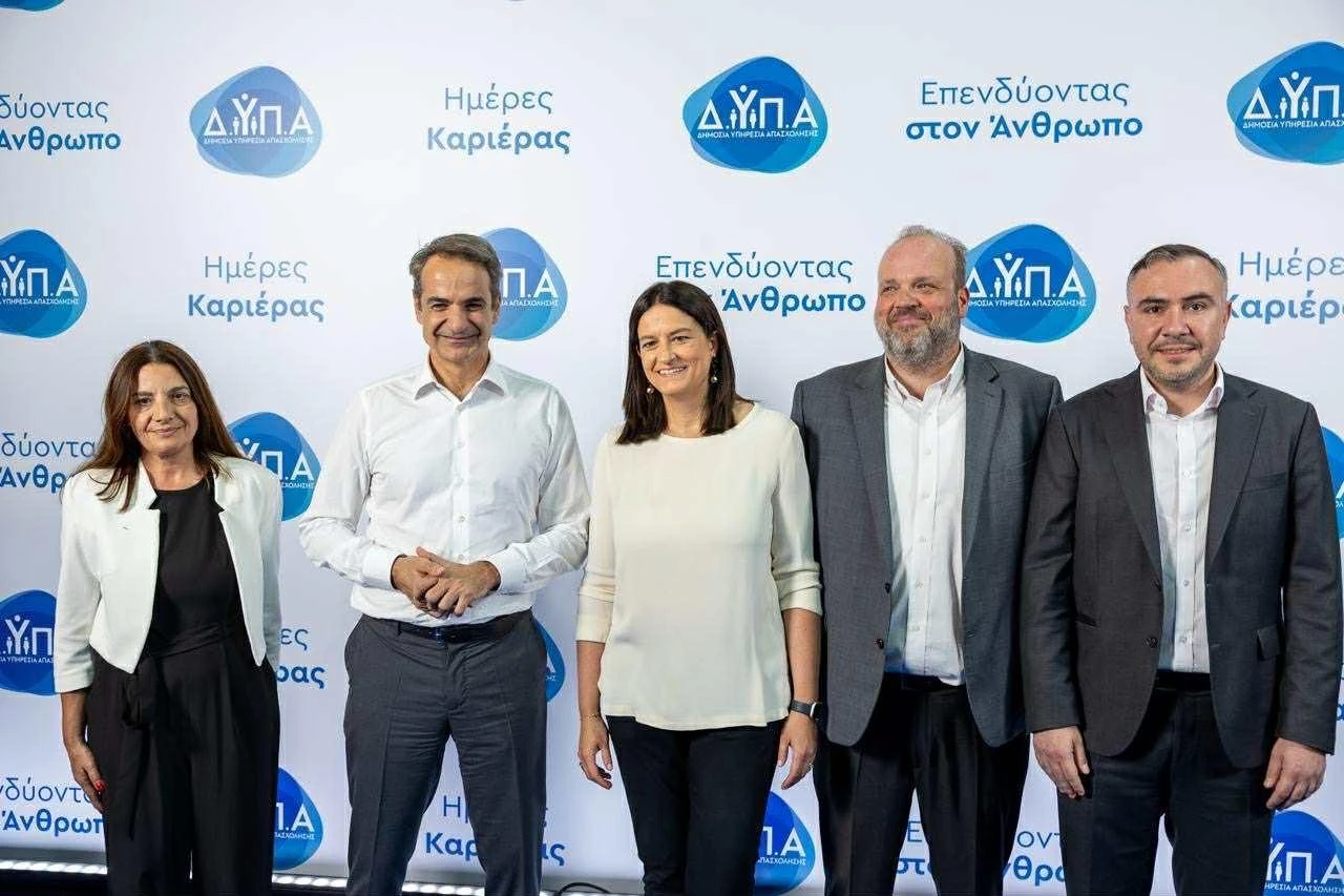 Μαζί με τον πρωθυπουργό Κυριάκο Μητσοτάκη και την υπουργό Εργασίας Νίκη Κεραμέως σε πρόσφατη εκδήλωση της ΔΥΠΑ για τις «Ημέρες Καριέρας