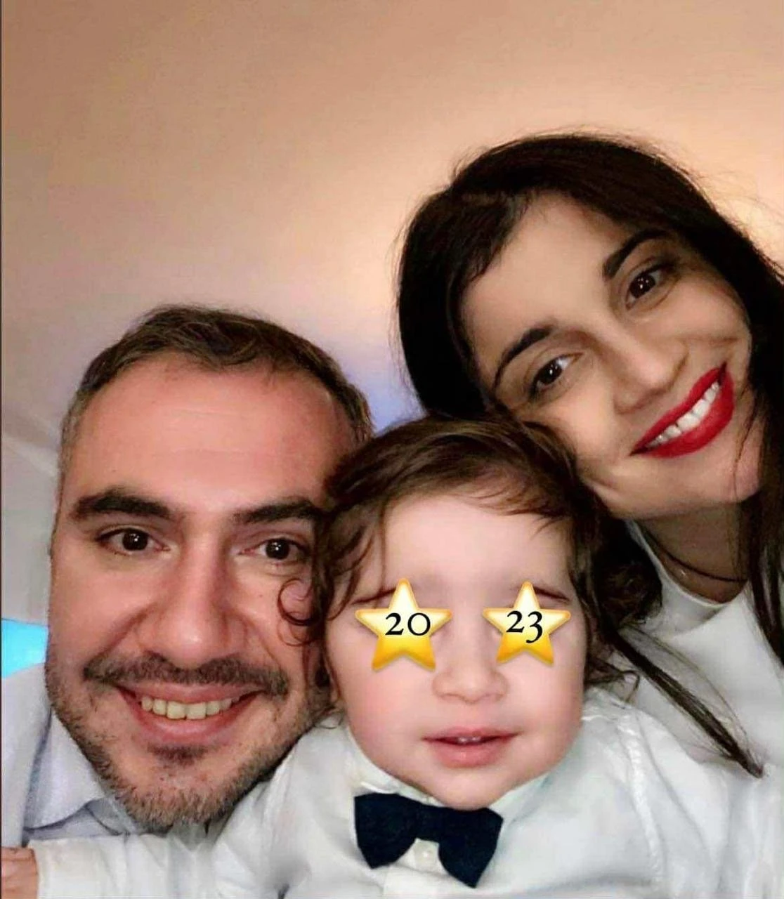 Με το σύζυγό του Μένια και τον τρίχρονο γιό τους Αντώνη