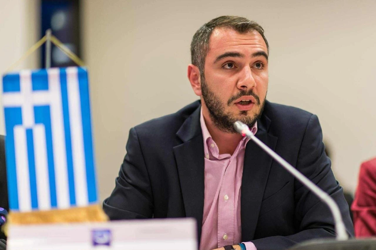 Ως πρόεδρος της ΟΝΝΕΔ ενώ μιλά σε συνεδρίαση του συμβουλίου της ευρωπαϊκής νεολαίας του EPP στη Βουδαπέστη