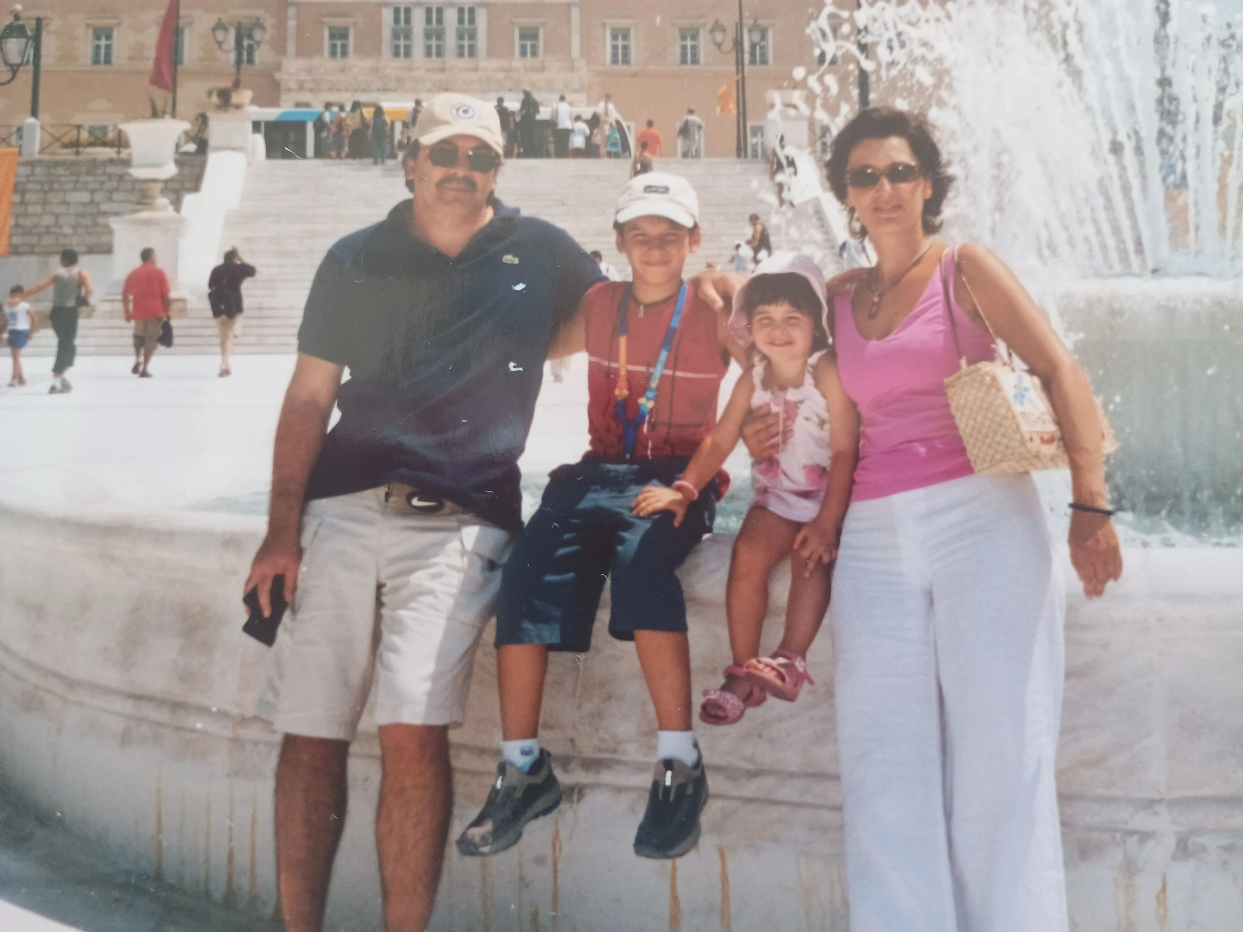 Οικογενειακή φωτογραφία στο Σύνταγμα. Με τη σύζυγο και τα παιδιά τους&nbsp;