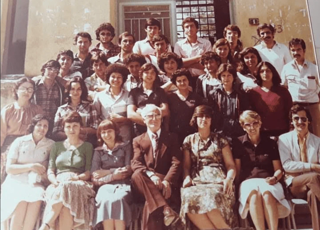 Σχολική φωτογραφία από το γυμνάσιο στη Σταυρούπολη Ξάνθης. Διακρίνεται ως πρώτος από αριστερά στην τέταρτη&nbsp;σειρά, με το καρό&nbsp;πουκάμισο