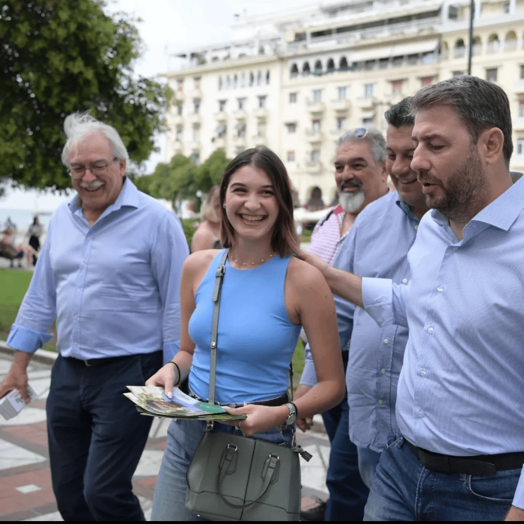Μοιράζοντας προεκλογικά φυλλάδια στην πλατεία Αριστοτέλους με την κόρη του Μαριάνθη-Ελένη και τον Νίκο Ανδρουλάκη