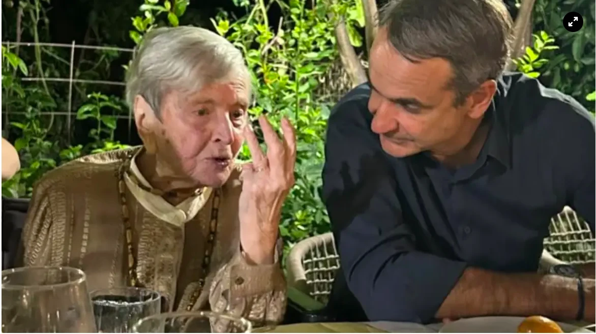 Η Ε. Γλύκατζη-Αρβελέρ με τον Κ. Μητσοτάκη τον Αύγουστο του 2025 ανήμερα των 99ων γενεθλίων της