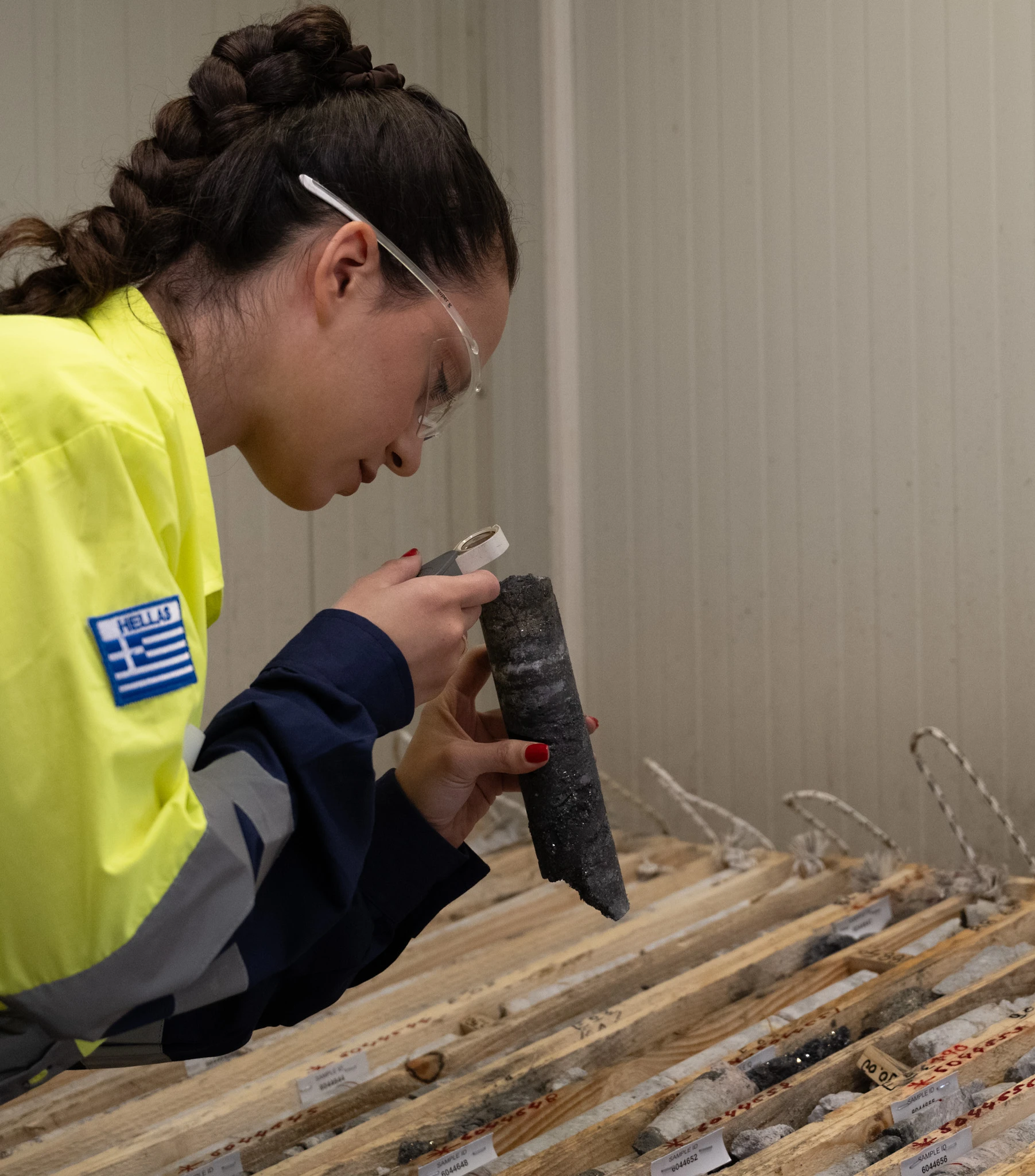 Γεωλόγος της Ελληνικός Χρυσός στις εγκαταστάσεις της Ολυμπιάδας στη ΒΑ Χαλκιδική