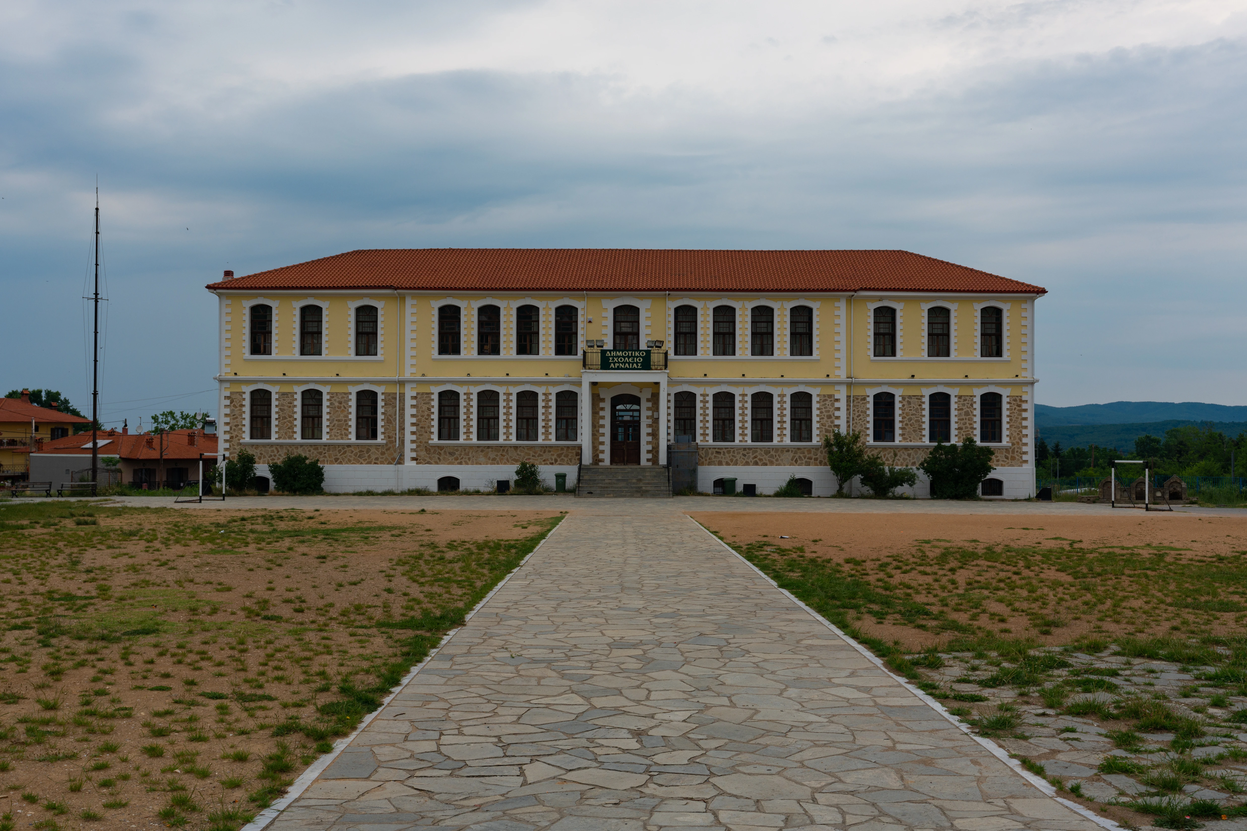 Γυμνάσιο Αρναίας: Μια από τις κτηριακές μονάδες του Δήμου Αριστοτέλη, η οποία ανακαινίστηκε στο πλαίσιο του προγράμματος κοινωνικών επενδύσεων της Ελληνικός Χρυσός