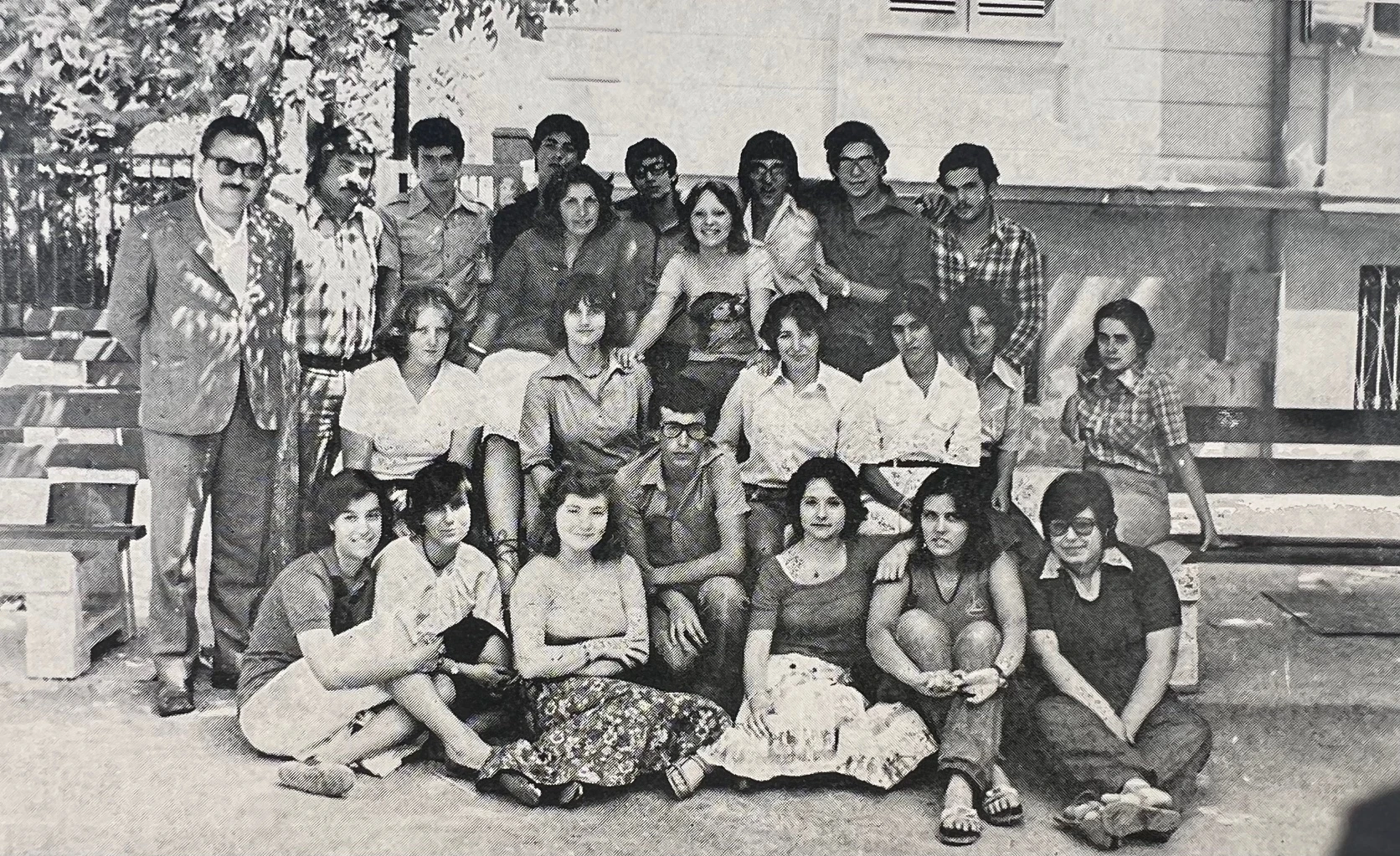 Με την τάξη του στην αυλή του γερμανικού σχολείου. Ο Αντώνης Οικονόμου διακρίνεται στην επάνω σειρά, δεύτερος από δεξιά.