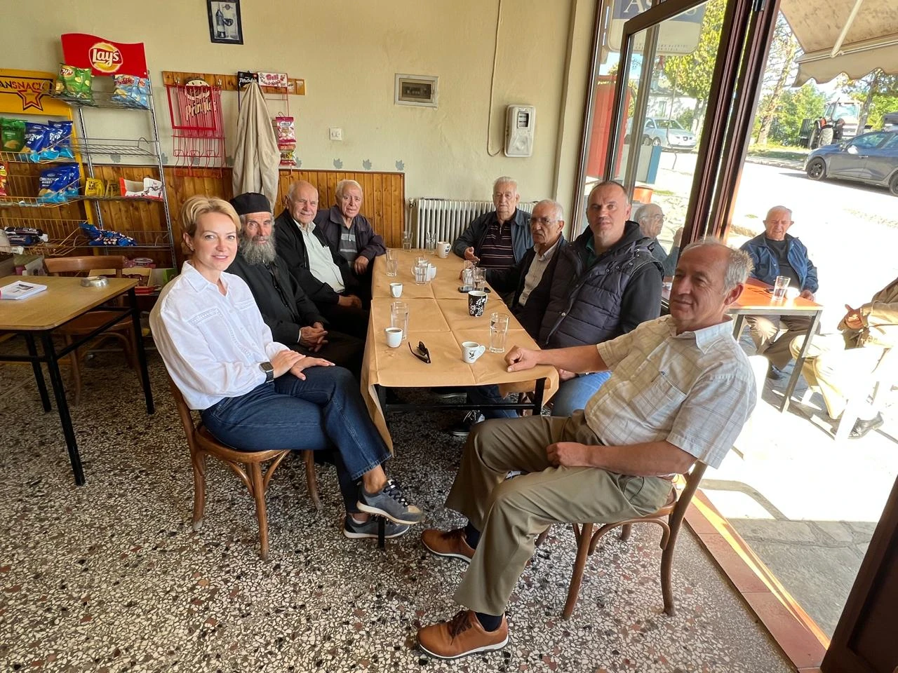 Στα καφενεία των Γρεβενών από όπου κατάγεται η μητέρα της.