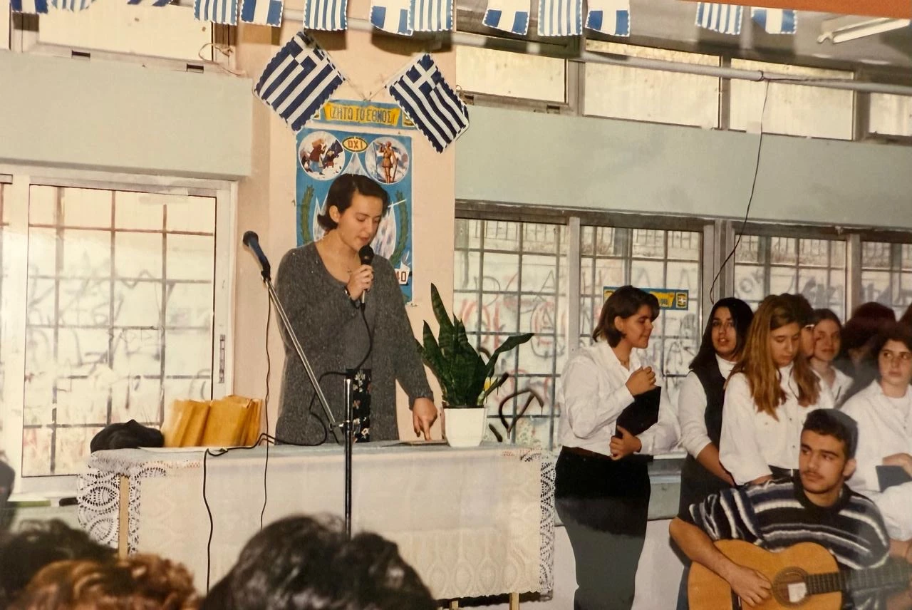 Σε σχολική γιορτή για την 28η Οκτωβρίου στο γυμνάσιο της Μαλακοπής, με το μικρόφωνο στο χέρι