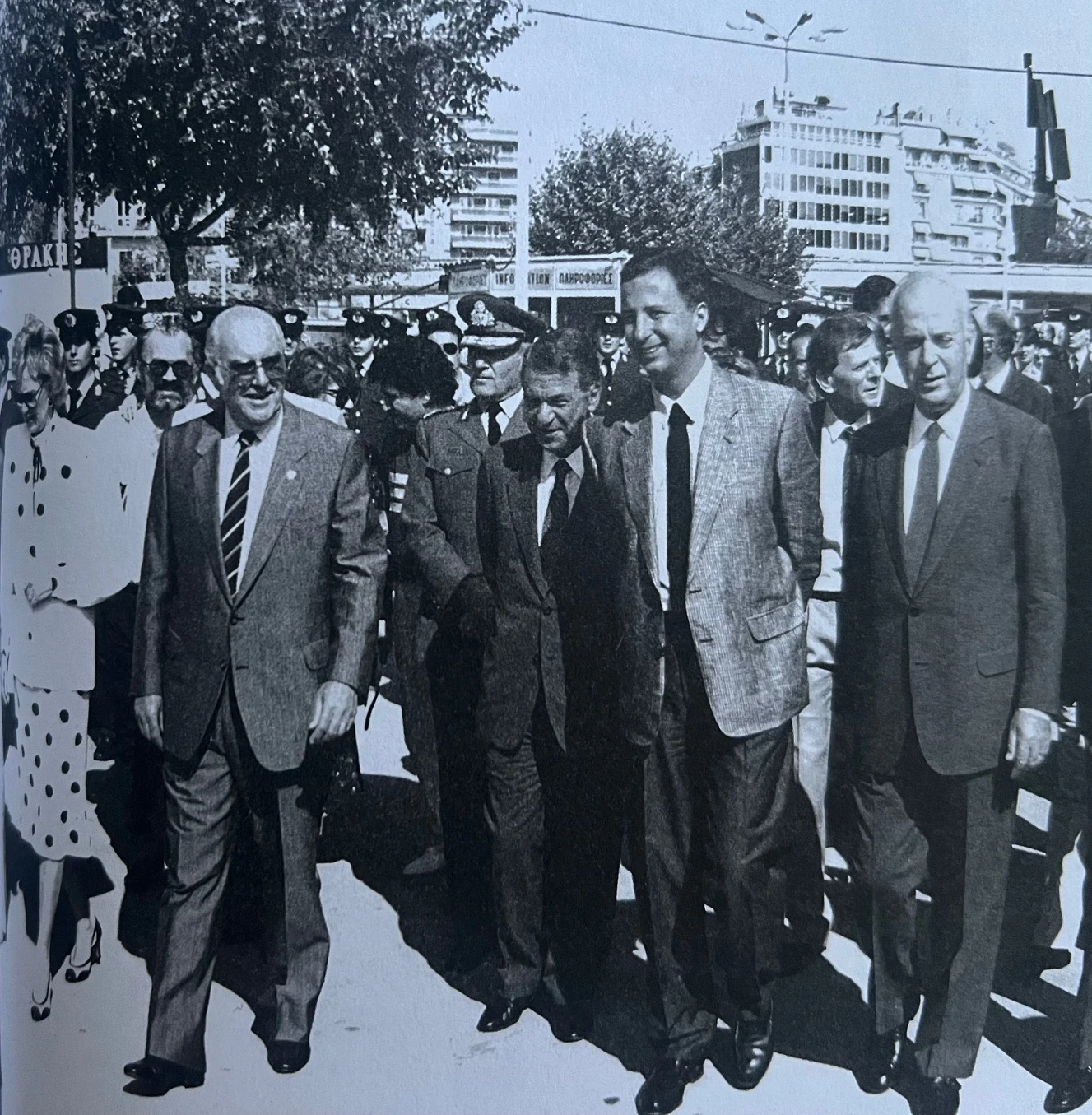 Ήμερες ΔΕΘ: ο Ανδρέας Παπανδρέου με την τότε σύζυγό του Μαργαρίτα, τον δήμαρχο Θεσσαλονίκης Θεοχάρη Μαναβή και τον τότε πρόεδρο της ΔΕΘ Βασίλη Δολμά στα περίπτερα της έκθεσης. Ο Νίκος Δημαράς διακρίνεται πίσω από τον ιδρυτή του ΠΑΣΟΚ