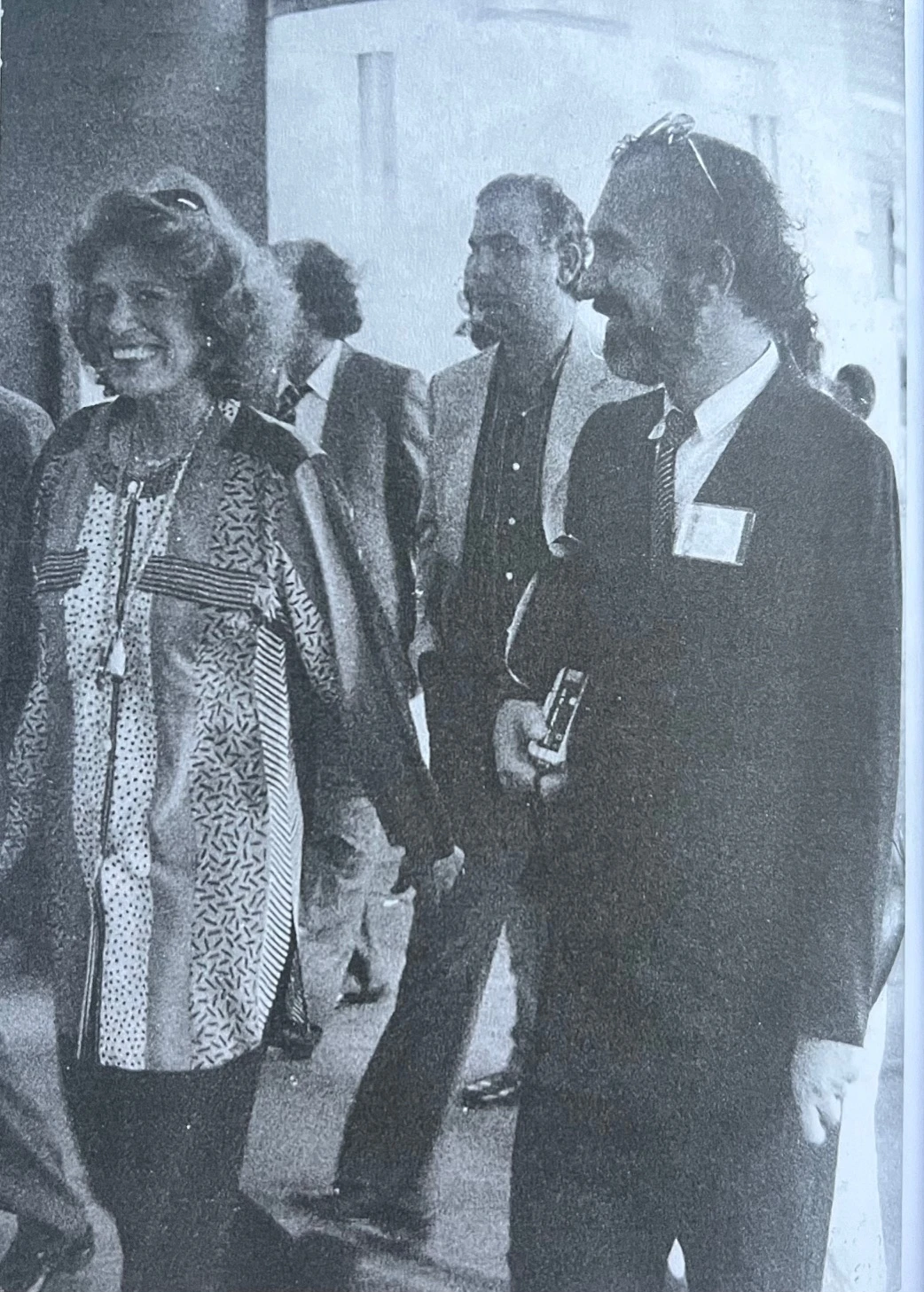 Με τη Μελινα Μερκούρη στα περίπτερα. Ο Δημαράς κρατώντας ένα μαγνητοφωνάκι!