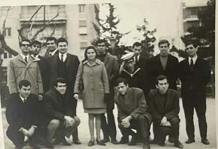 Με τους συμμαθητές του νυχτερινού λυκείου. Διακρίνεται πρώτας καθιστός απο δεξιά