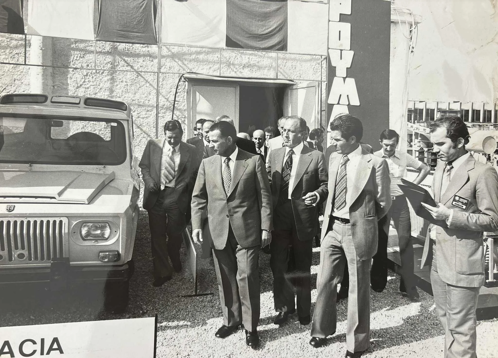 Με τα χαρτιά στο χέρι για τις σημειώσεις (πρώτος από δεξιά, όρθιος), συνοδεύοντας τον τότε υπουργό Ιωάννη Βαρβιτσιώτη