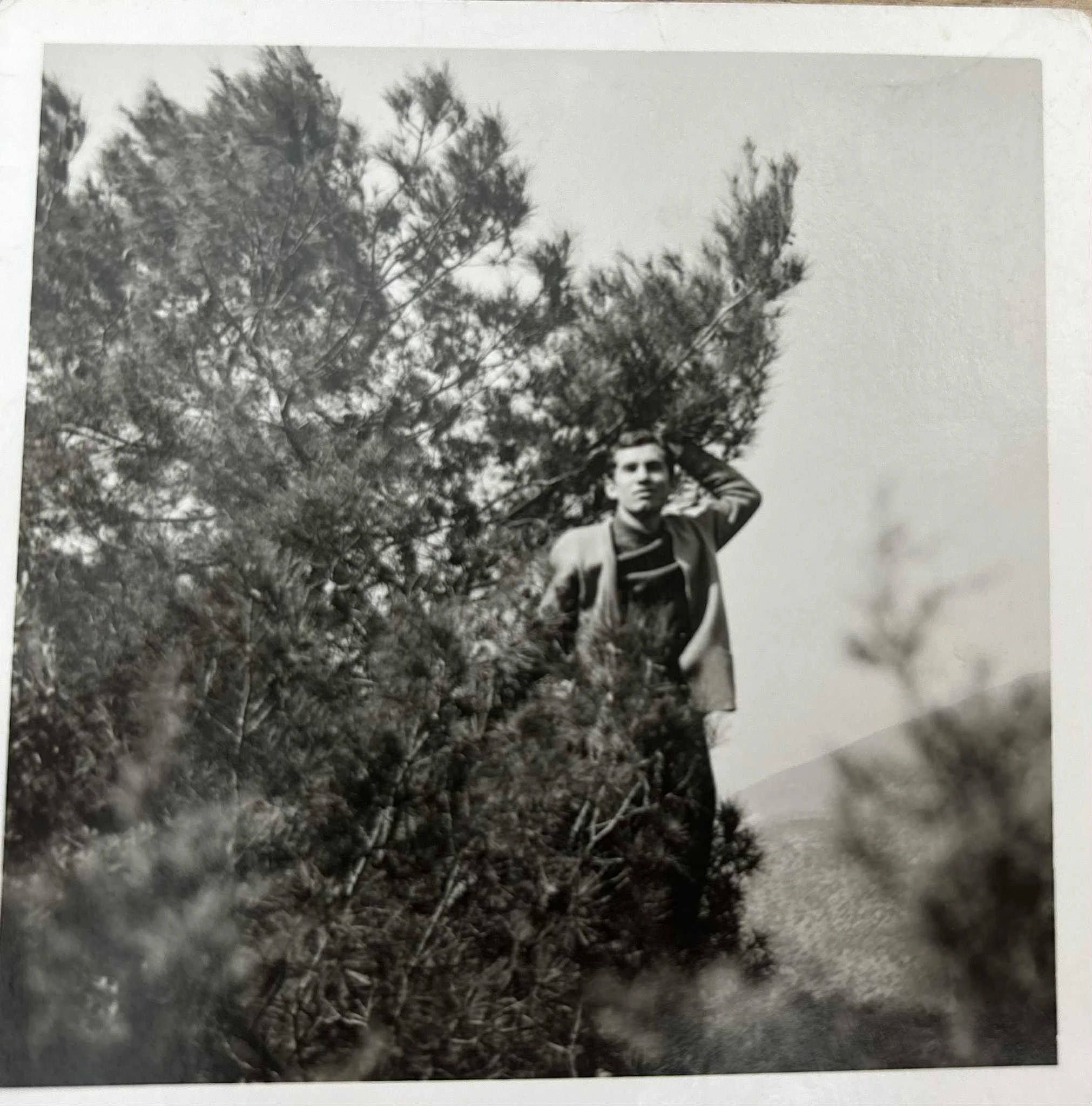 Στα νεανικά χρόνια σε σχολική εκδρομή στο Δήλεσι Αττικής