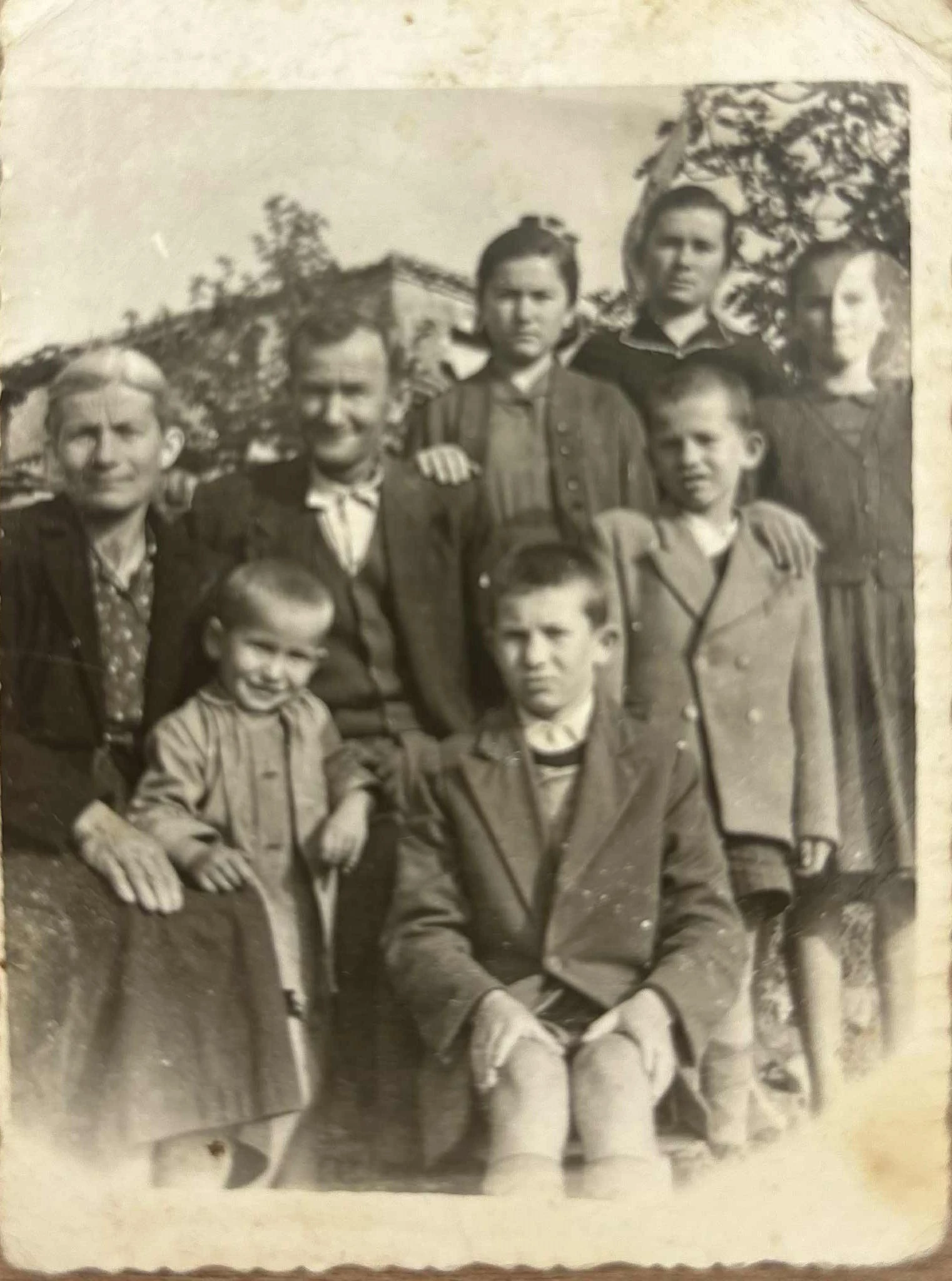 Οικογενειακή φωτογραφία στο Μεσολόγγι: Διακρίνεται πρώτος από δεξιά στη δεύτερη σειρά , με με το σταυρωτό σακάκι