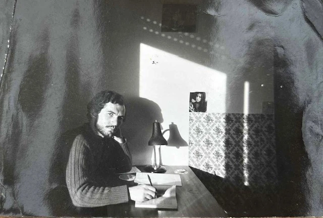 Στο δωμάτιό του στην Αθήνα διαβάζοντας για να δώσει εξετάσεις για το πανεπιστήμιο