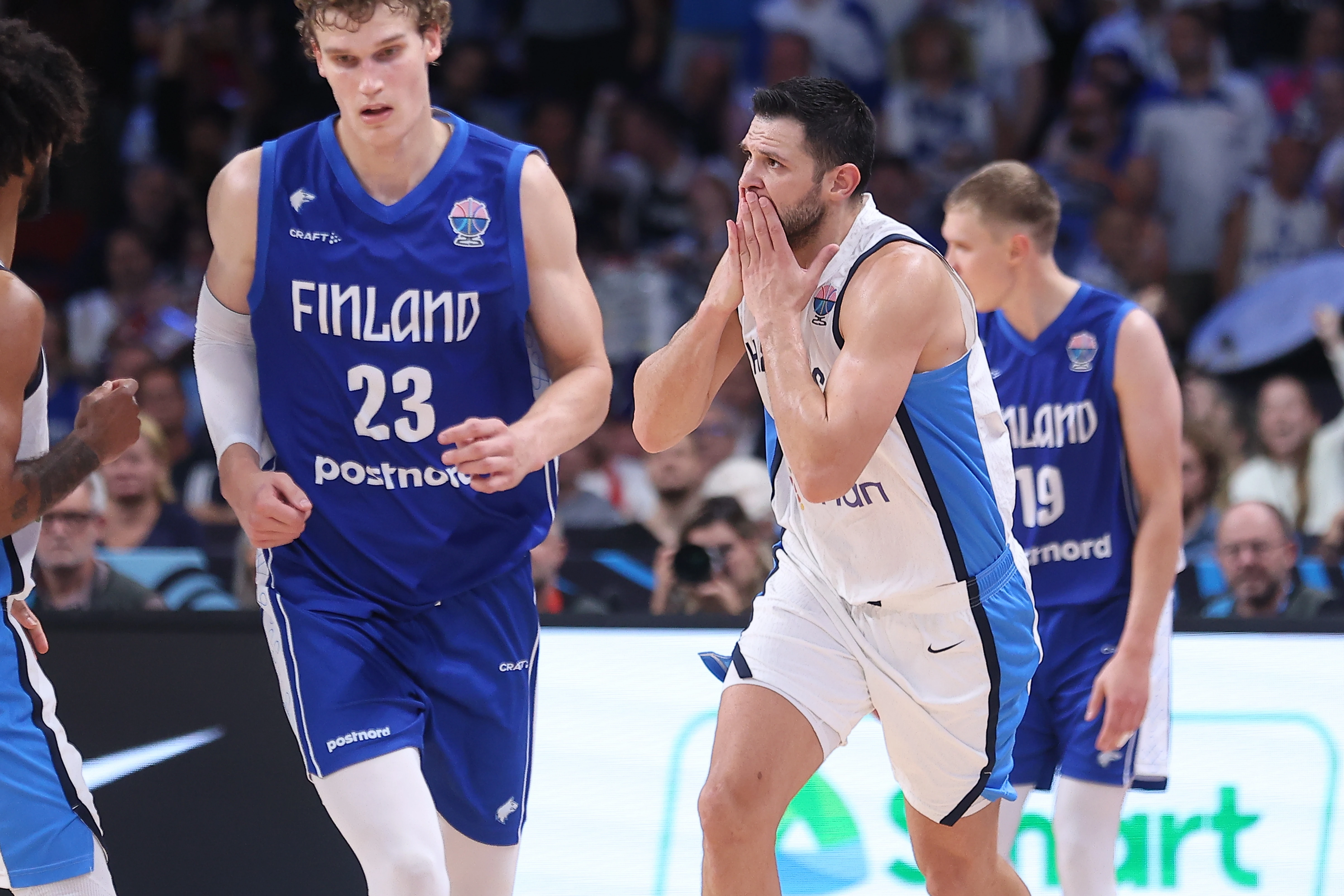 Η υπερπροσπάθεια του Κώστα Παπανικολάου και το φιλί στην οικογένειά του στην κερκίδα 