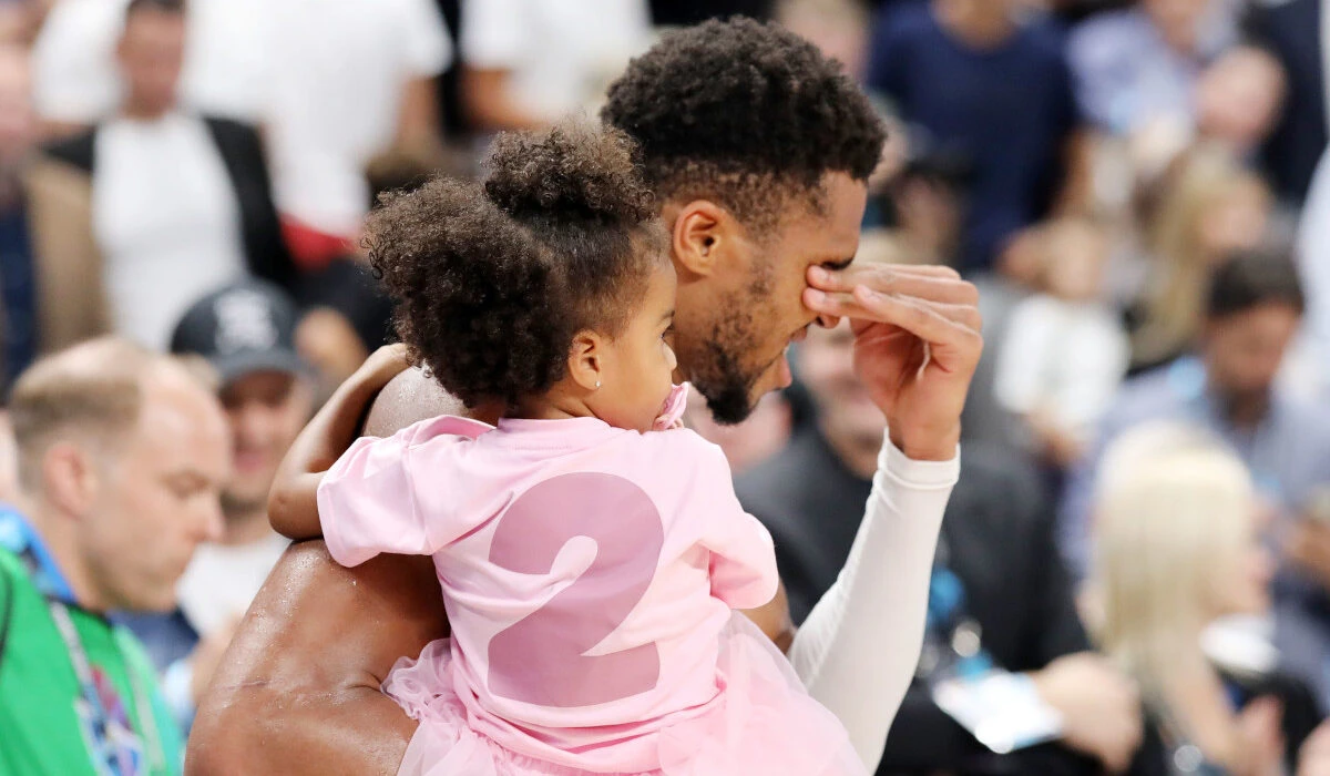 Ο Γιάννης Αντετοκούνμπο μετά το τέλος του μικρού τελικού, δακρυσμένος, αγκαλιά με την κόρη του 