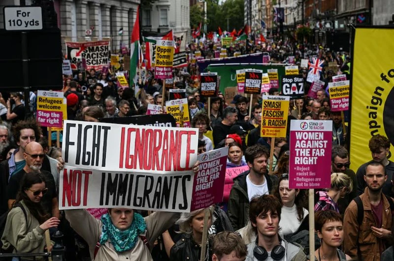 london-diadiloseis-kata-metanaston2.jpg?v=0