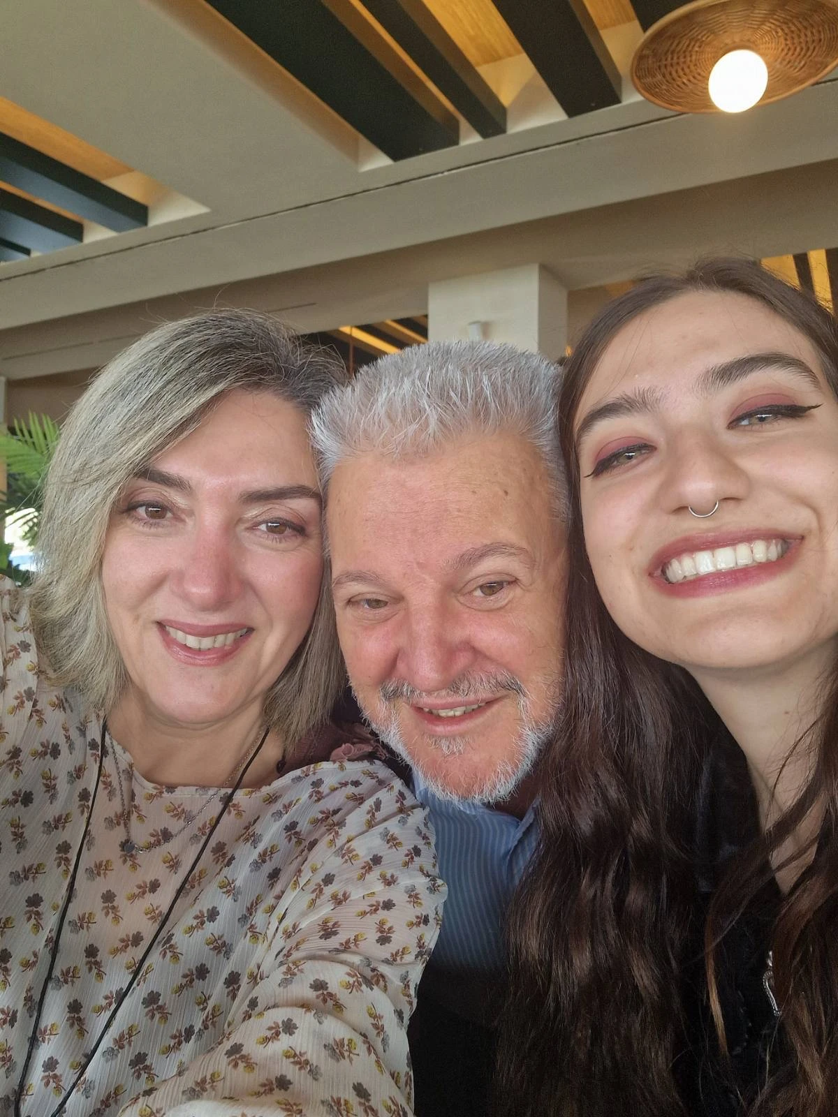 Οικογενειακή φωτογραφία: με τη σύζυγό του Ιωάννα και την κόρη του Θωμάη