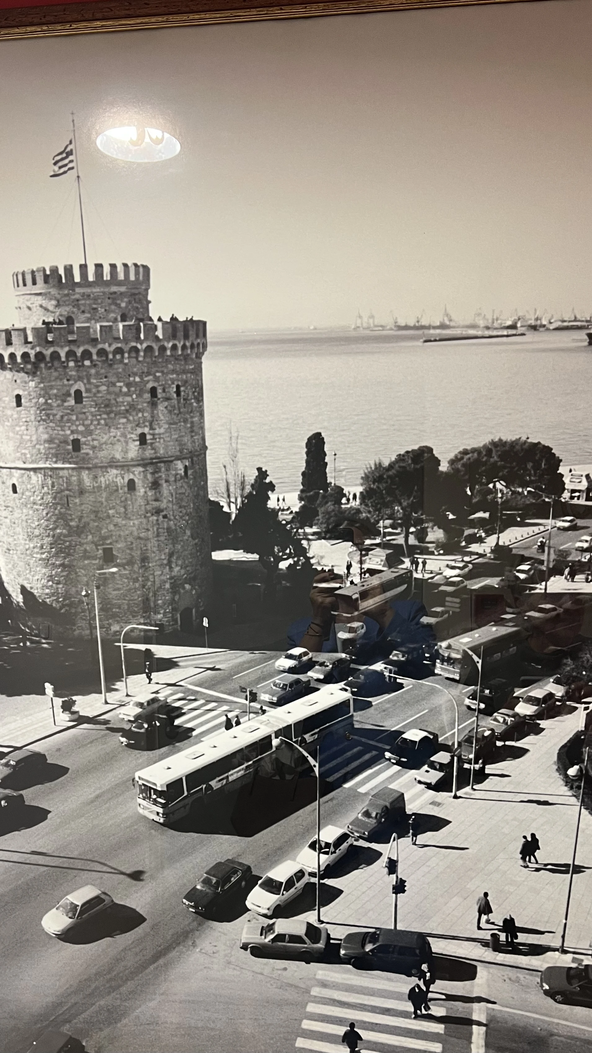 Παλιό αρθρωτό λεωφορείο μπροστά από τον Λευκό Πύργο