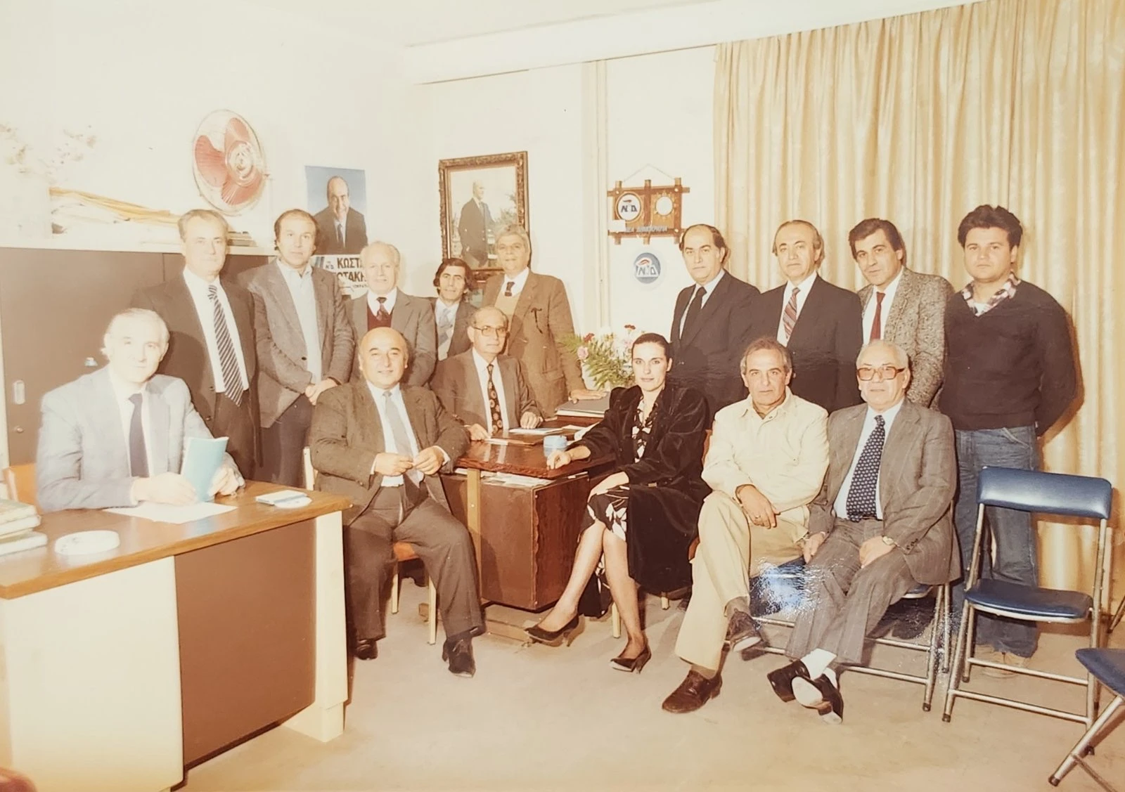 -Με τα μέλη της ΝΟΔΕ της ΝΔ του νομού Σερρών. Διακρίνεται πρώτος από δεξιά, όρθιος