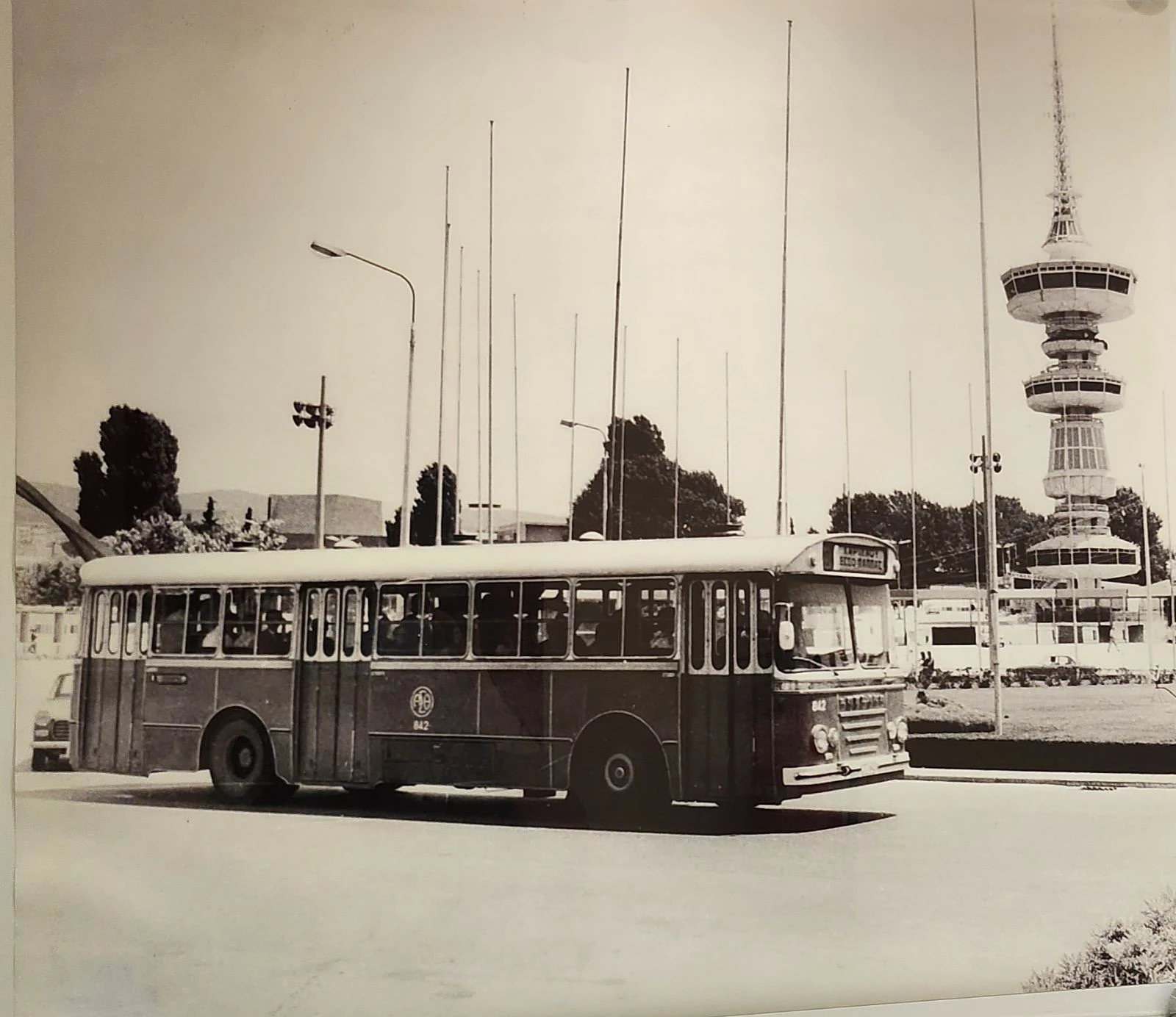 Παλιό λεωφορείο του ΟΑΣΘ μπροστά από τη ΔΕΘ