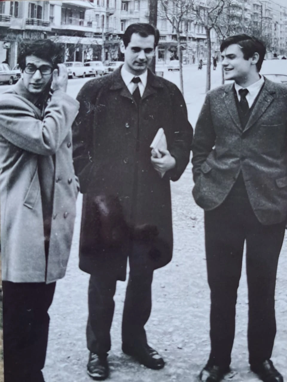 Λίγο μετά την αποφοίτηση ο Στέφανος Τζιρίτης (στη μέση) με δύο συμμαθητές του