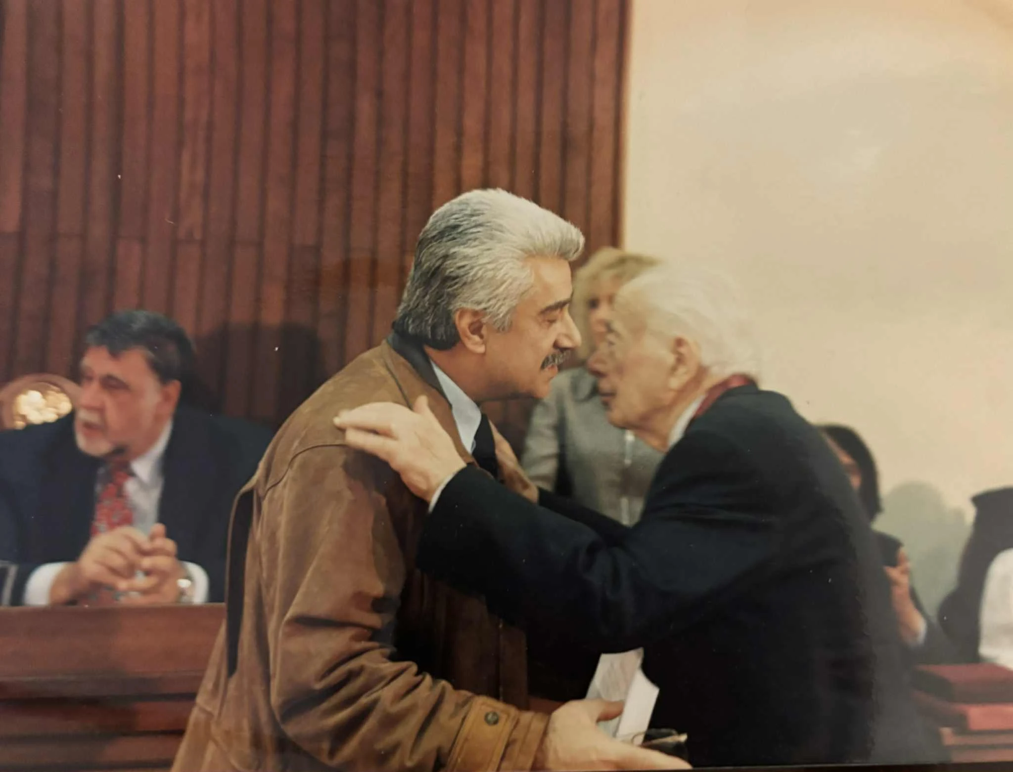 Θερμός εναγκαλισμός με τον Αντώνη Σαμαράκη όταν ήρθε στο δημοτικό συμβούλιο Θεσσαλονίκη