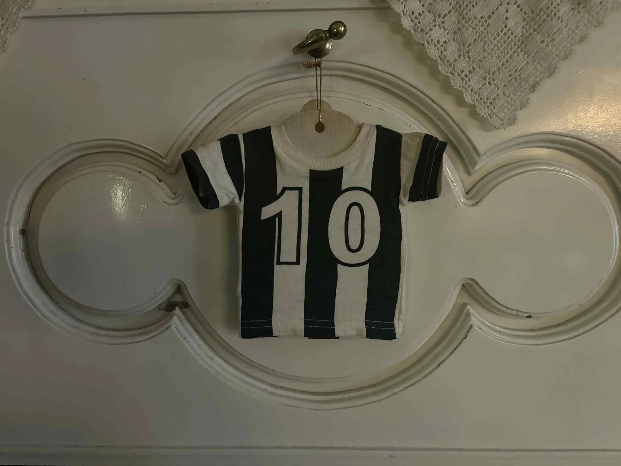 Αναμνηστικό από βάπτιση με τη φανέλα του ΠΑΟΚ και το νούμερο 10 που κρέμεται στον τοίχο του σπιτιού του