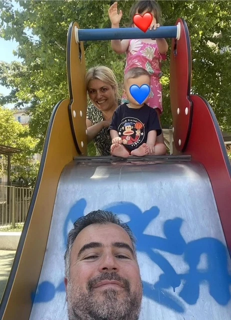 Με τη σύζυγό του Μελίνα Δερμεντζοπούλου και τα δύο τους παιδιά