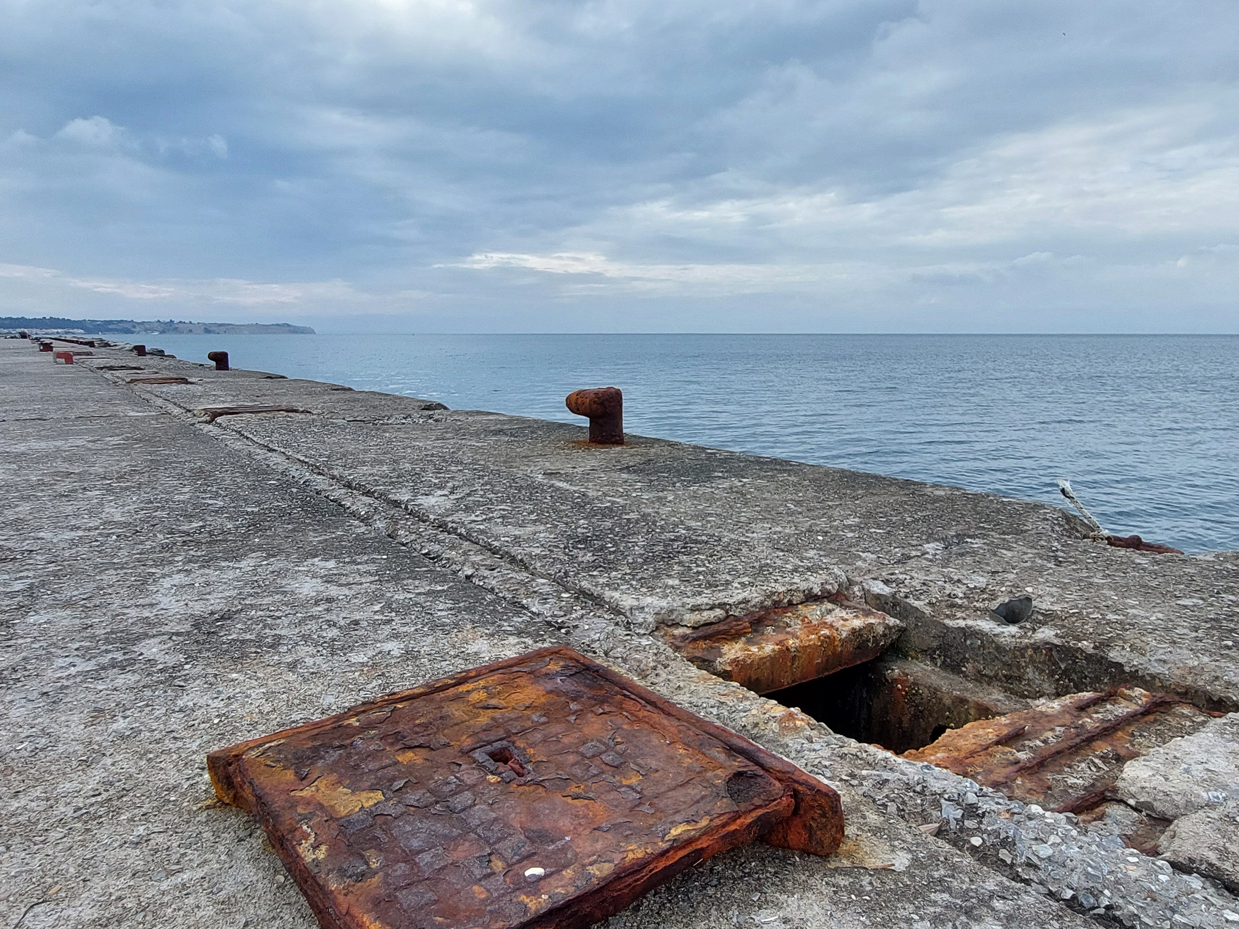 Το διαβρωμένο τοπίο της προβλήτας των Νέων Επιβατών Το διαβρωμένο τοπίο της προβλήτας των Νέων Επιβατών