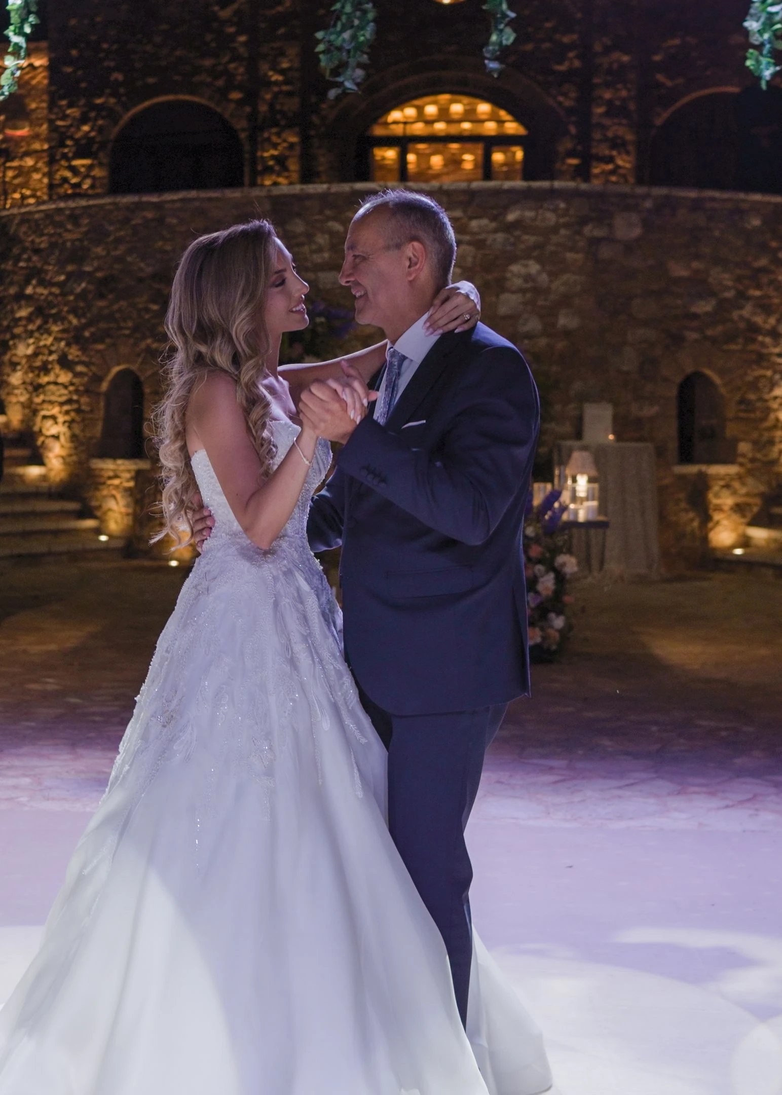 Ανοίγοντας το χορό στη δεξίωση του γάμου της κόρης του Βανέσσας. Με το τραγούδι «Πόσο πολύ σε αγάπησα»