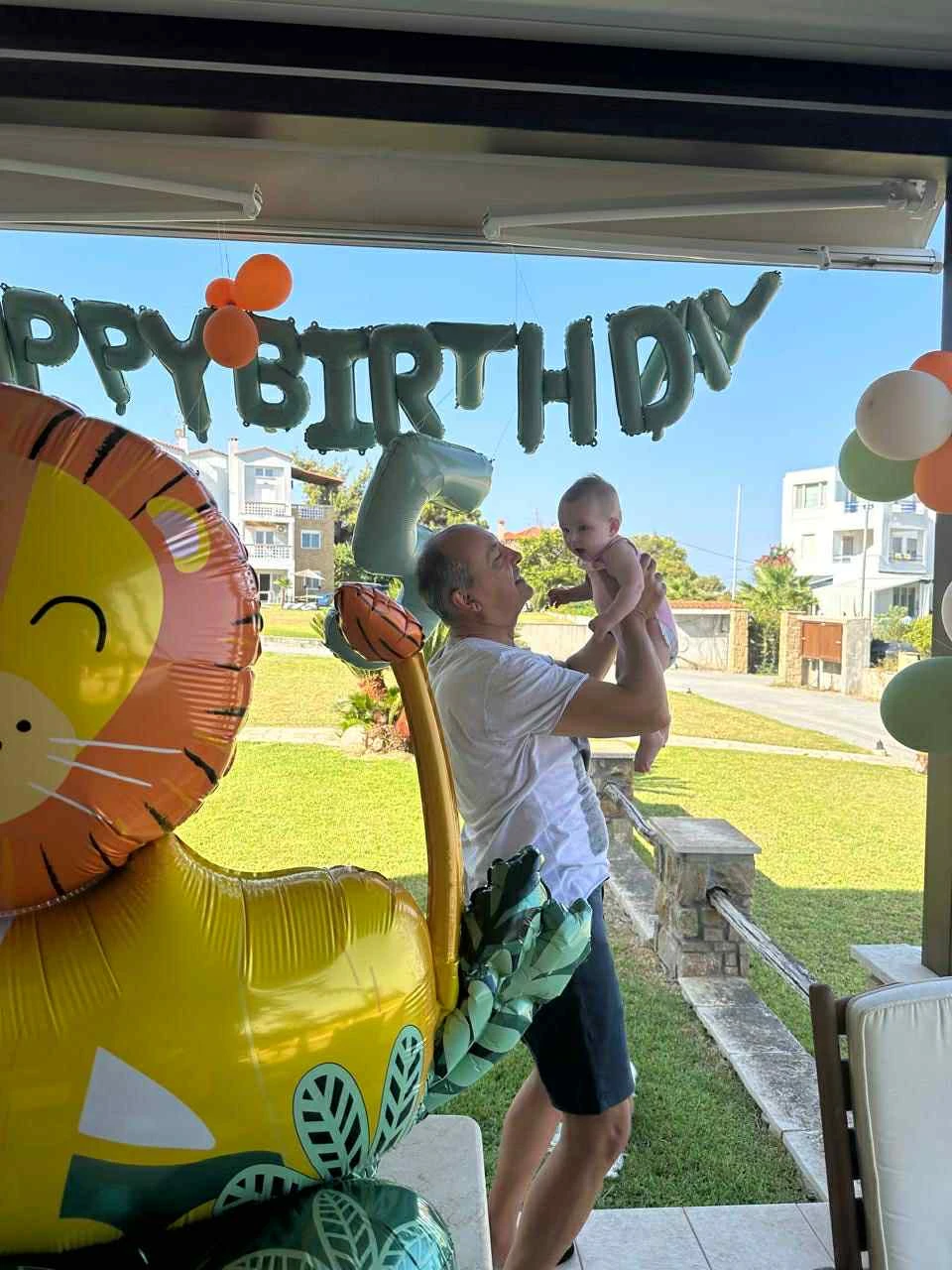 Στα φετινά του γενέθλια κρατώντας την εγγονή του στα χέρια