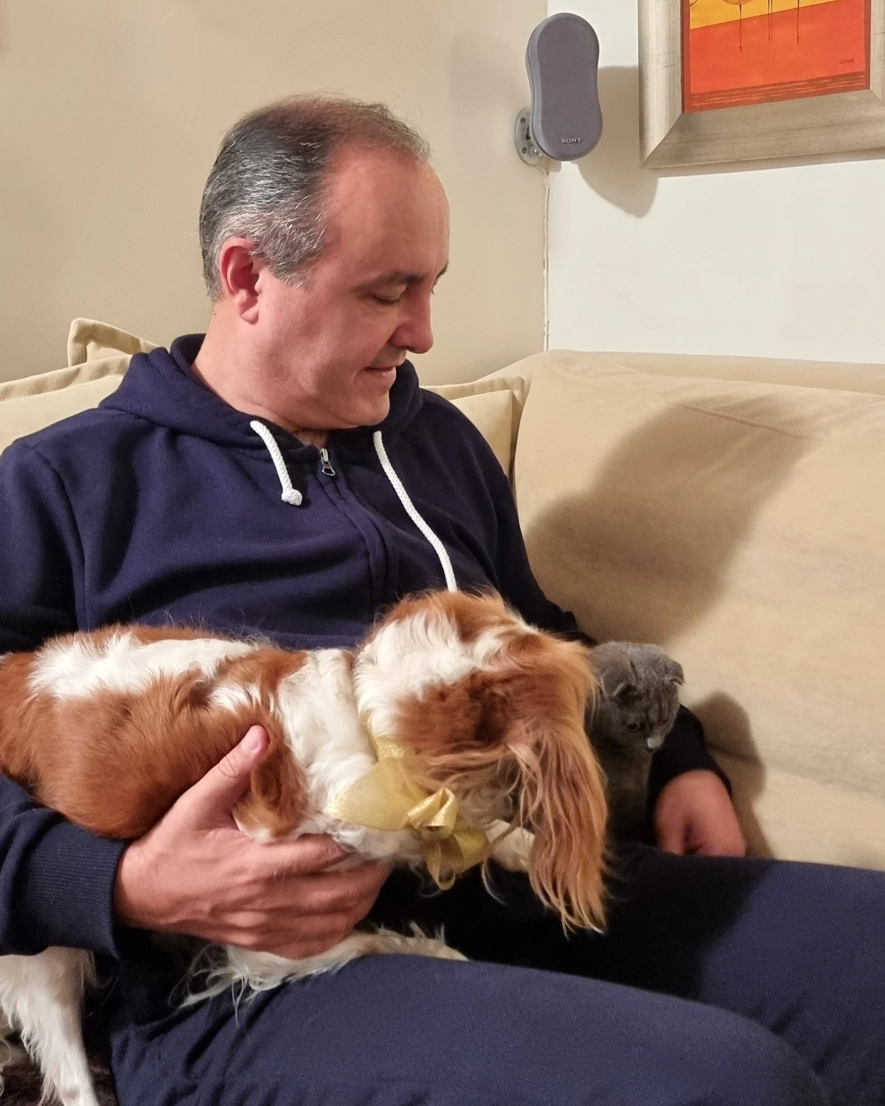 Με τον «shortbread» και τον Άρυα στον καναπέ του σπιτιού του