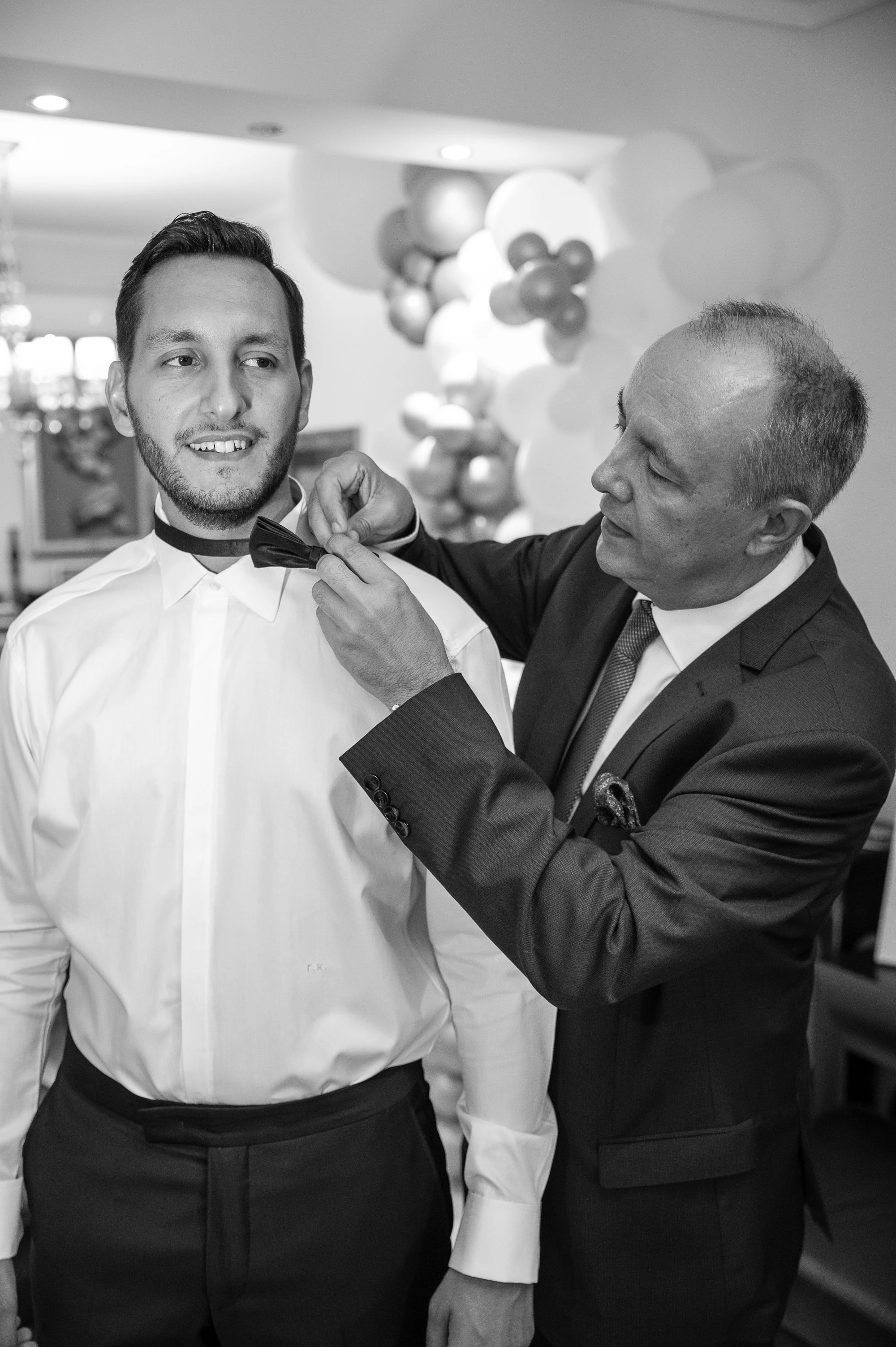 Ντύνοντας το γιό του Γιώργο γαμπρό