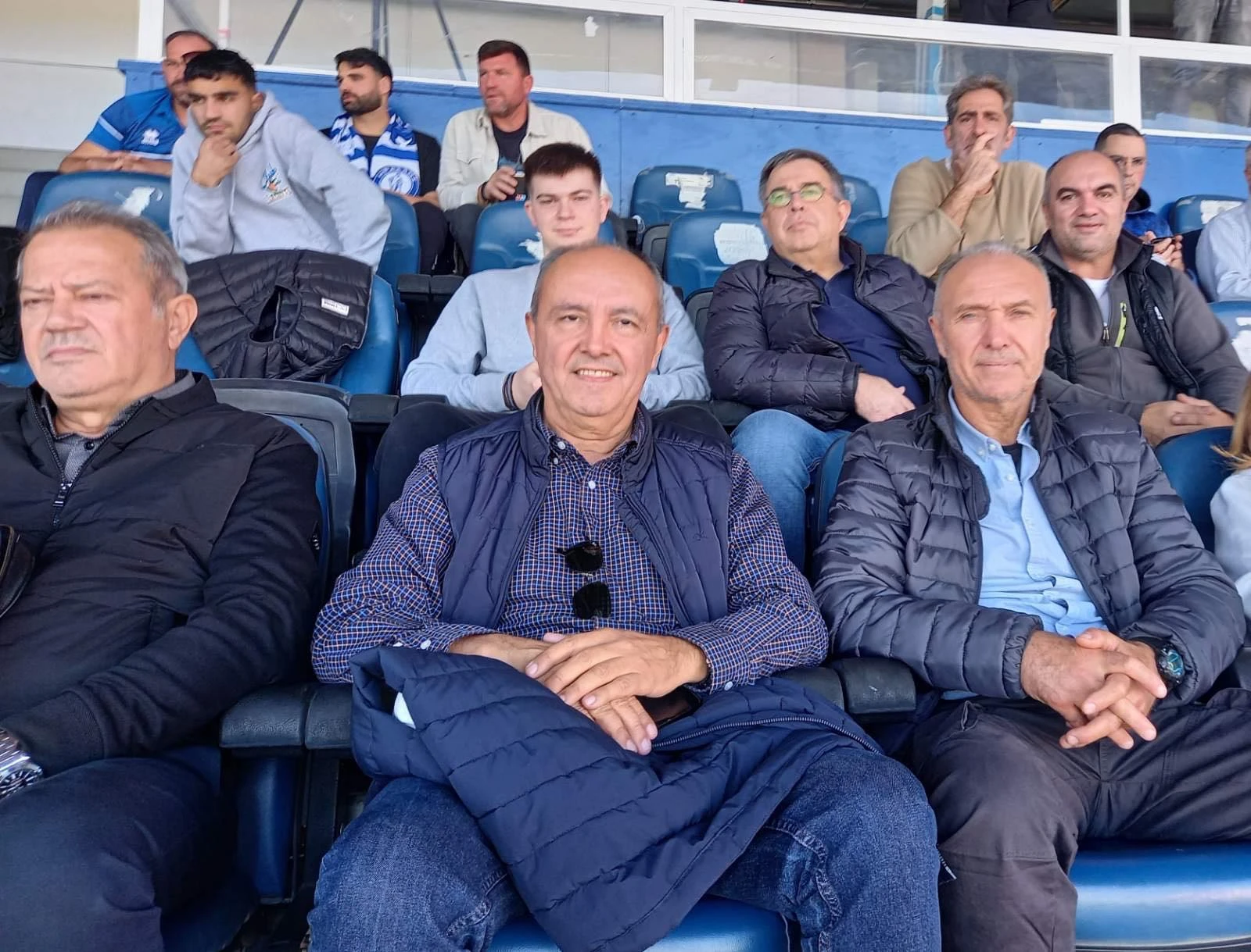 Στις εξέδρες του Καυταντζογλείου υποστηρίζοντας τον Ηρακλή. Μαζί με τους Μιχάλη Γεράνη, Δημήτρη Γαλαμάτη και Μόσχο Μπαντούλα