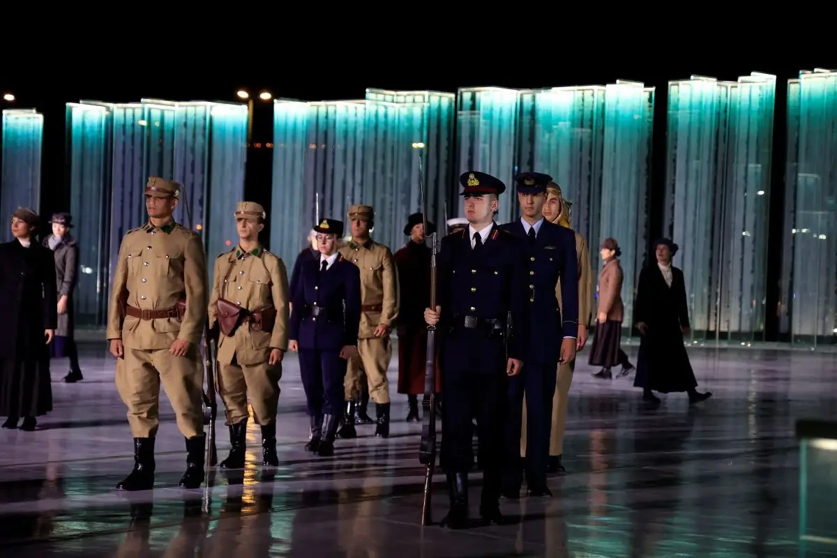 Στιγμιότυπο από εντυπωσιακό θεατρικό δρώμενο πριν τις ομιλίες / ΓΙΩΡΓΟΣ ΚΟΝΤΑΡΙΝΗΣ/EUROKINISSI)