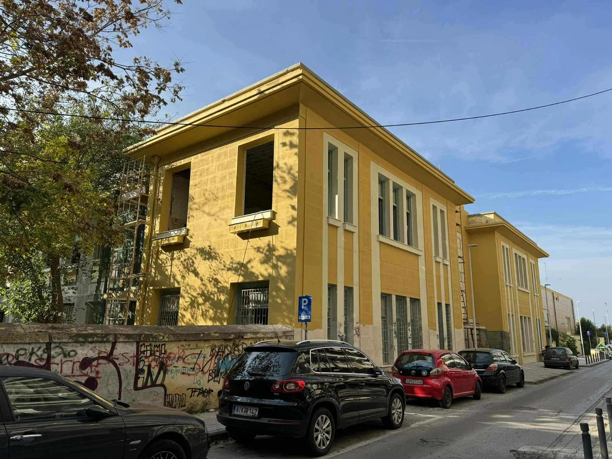 Αποκατάσταση διατηρητέου σχολείου στην Κριεζώτου με ποσό ένταξης 2 εκατ. ευρώ.