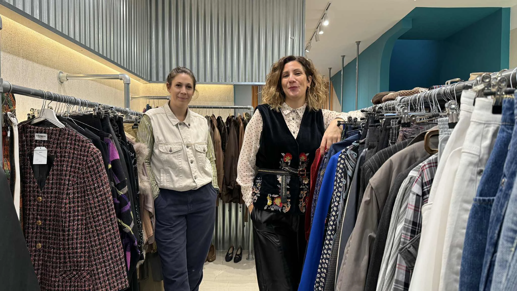 Η Νάνσυ και η Κική Στρατάκη (αριστερά και δεξιά αντίστοιχα)