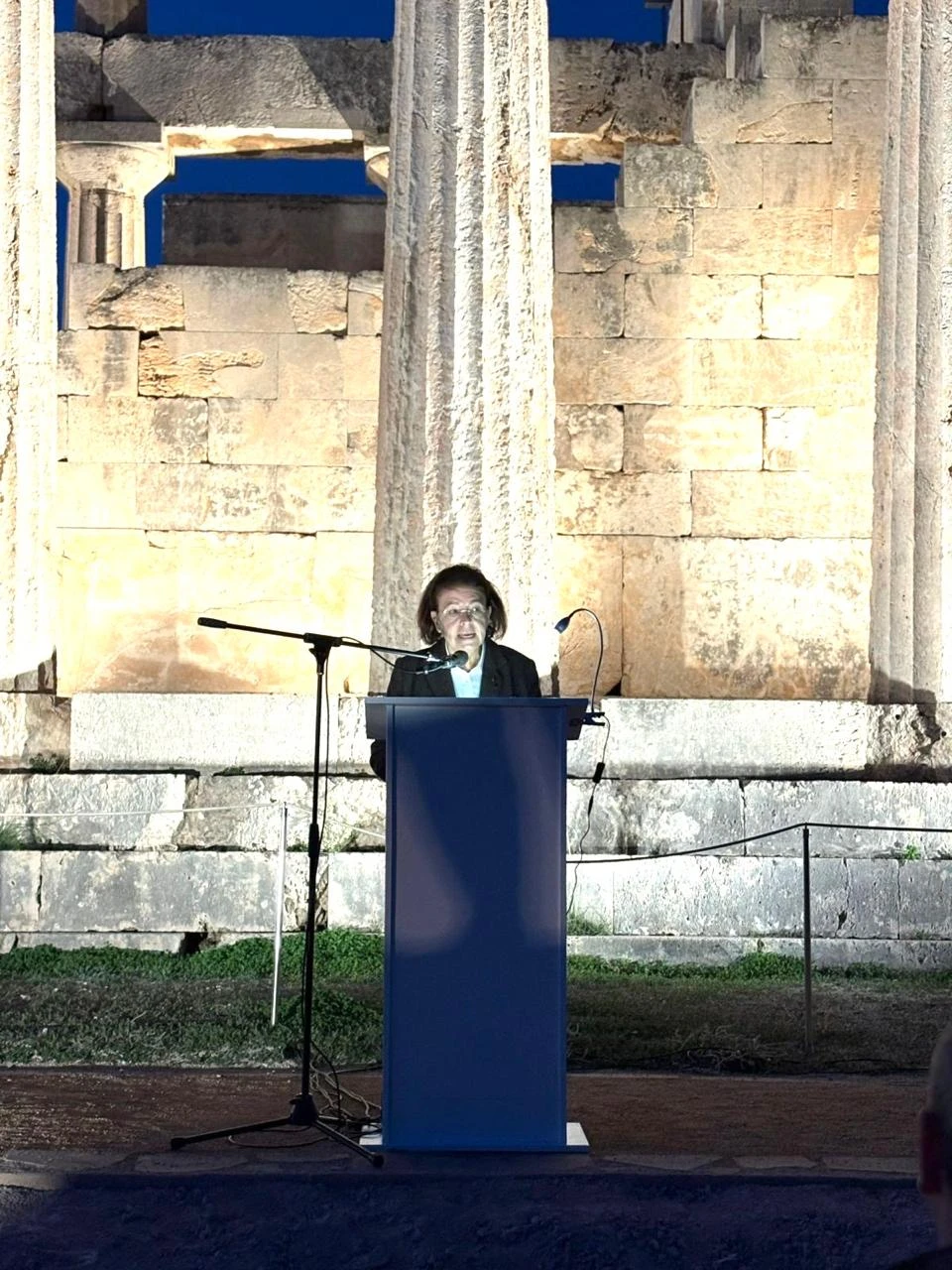 Η Υπουργός Πολιτισμού Λίνα Μενδώνη κατά την ομιλία της στο Ναό της Αφαίας