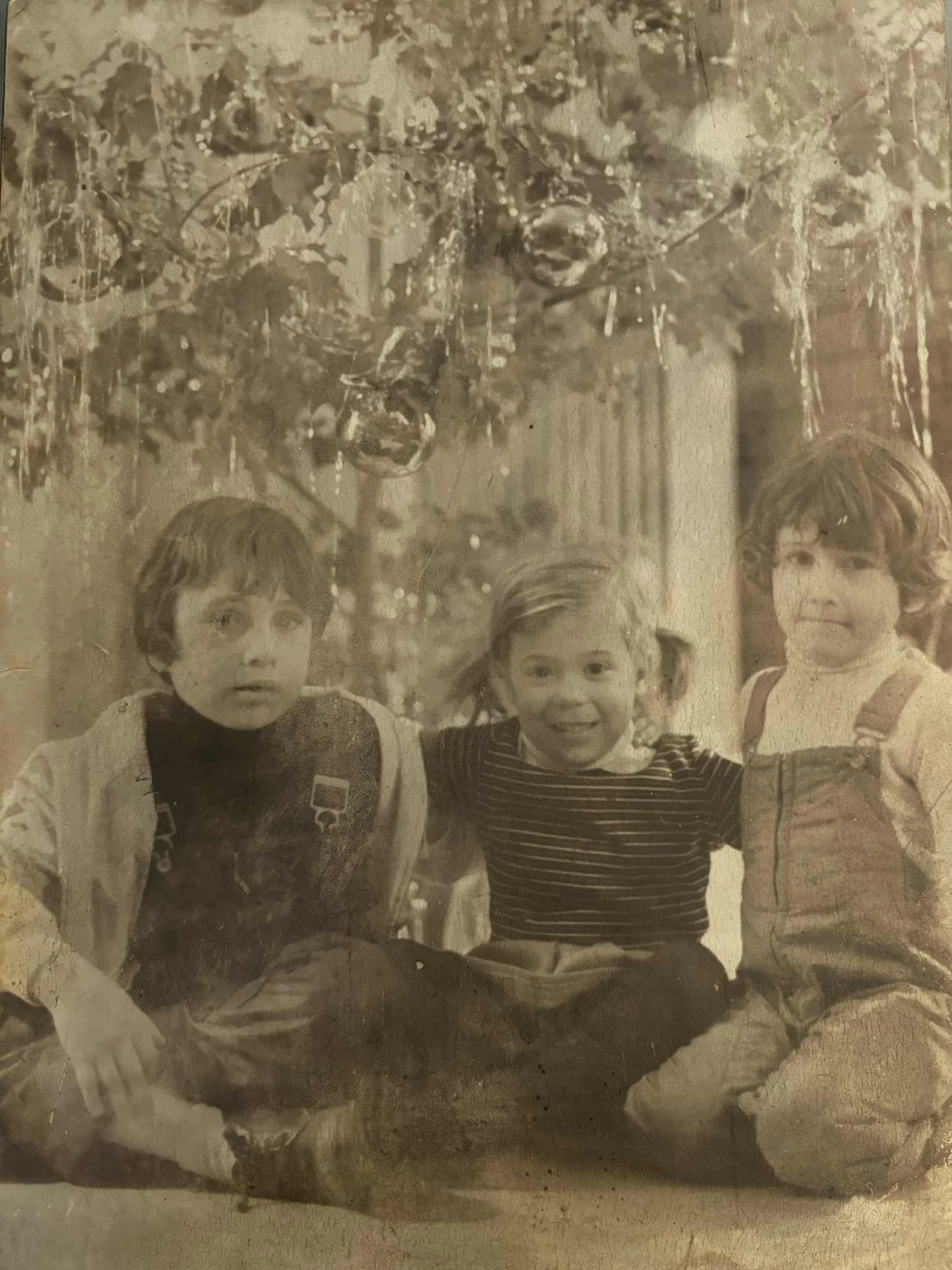 Ο Λεωνίδας Μακρής (δεξιά), με τον αδελφό του Διονύση (αριστερά), που έφυγε από τη ζωή και μία φίλη τους στη μέση