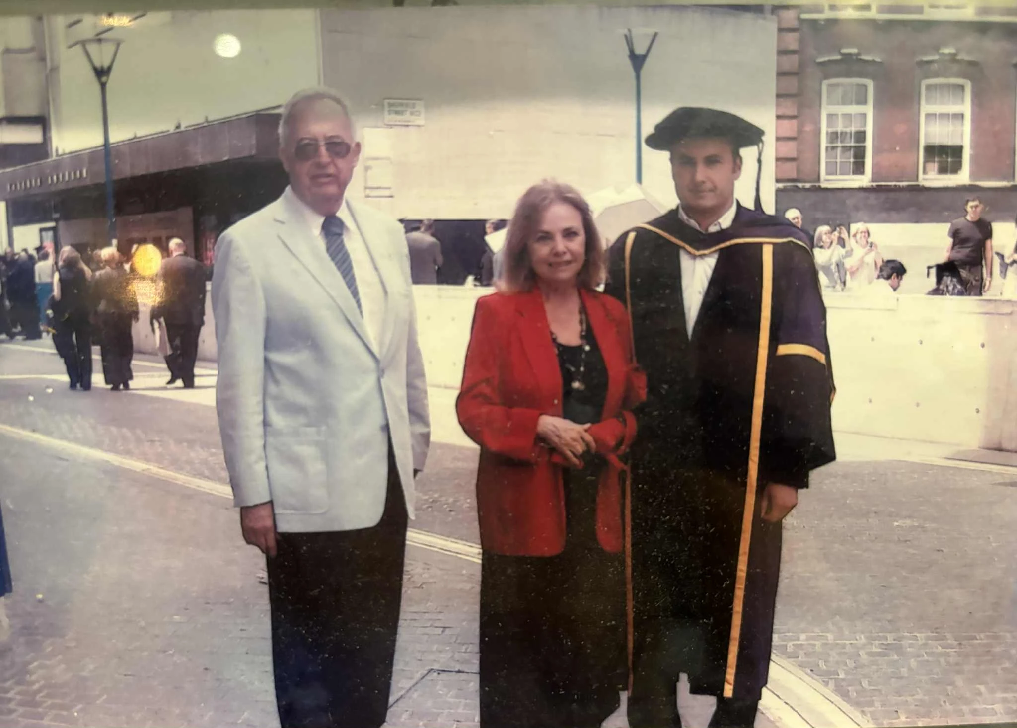 Με τους γονείς του στο Λονδίνο λίγο μετά την τελετή αποφοίτησης και απονομής του διδακτορικού του τίτλου στο LSE