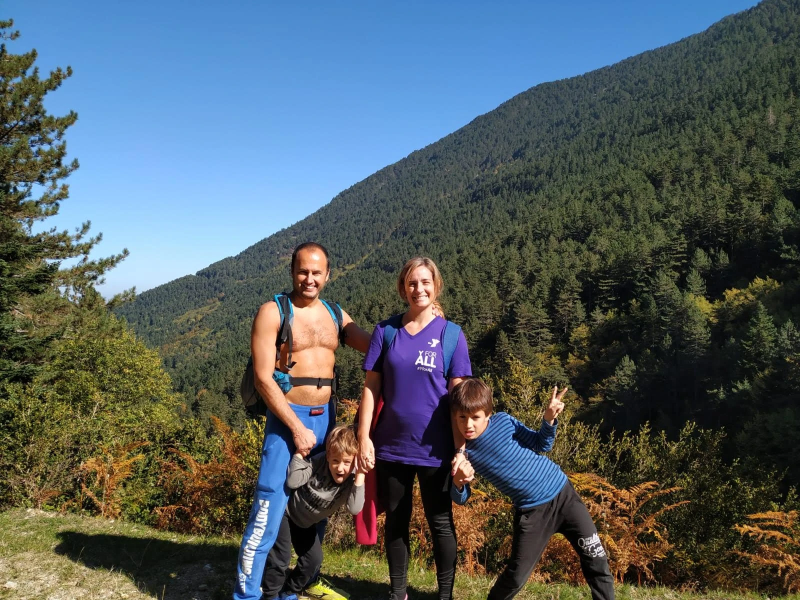 Με την οικογένεια στα βουνά. Μαζί με τη σύζυγό του και τα παιδιά τους Μάρκο-Γρηγόρη και Παύλο